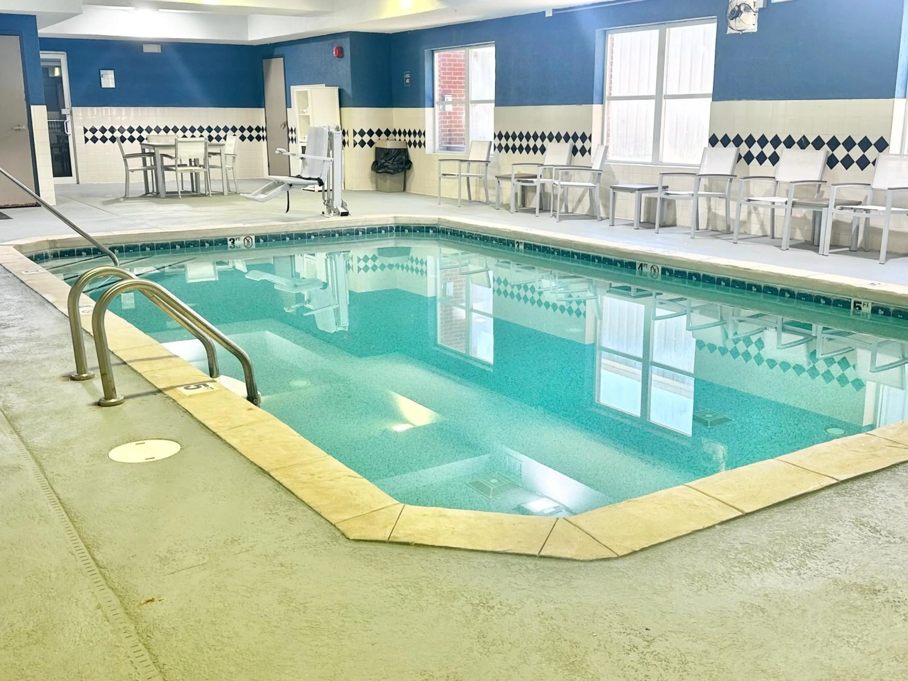 Swimming pool in Comfort Inn & Suites Calhoun South
