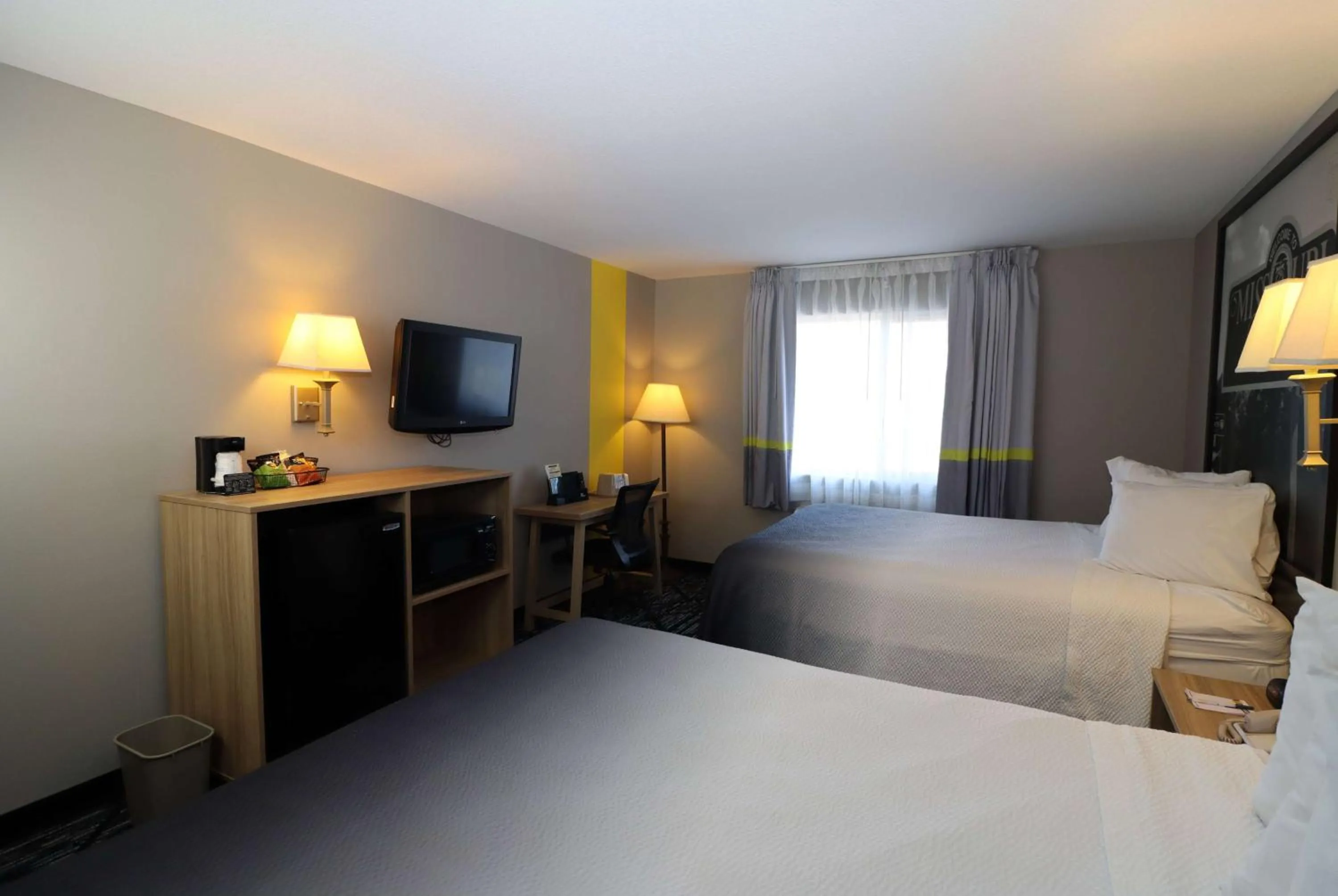 Photo of the whole room, Bed in Super 8 by Wyndham Perryville