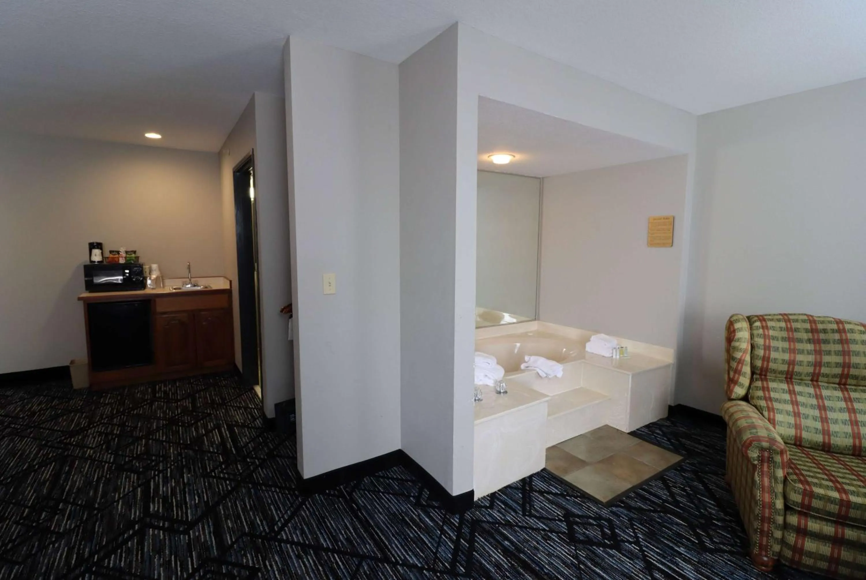 Photo of the whole room, Bed in Super 8 by Wyndham Perryville