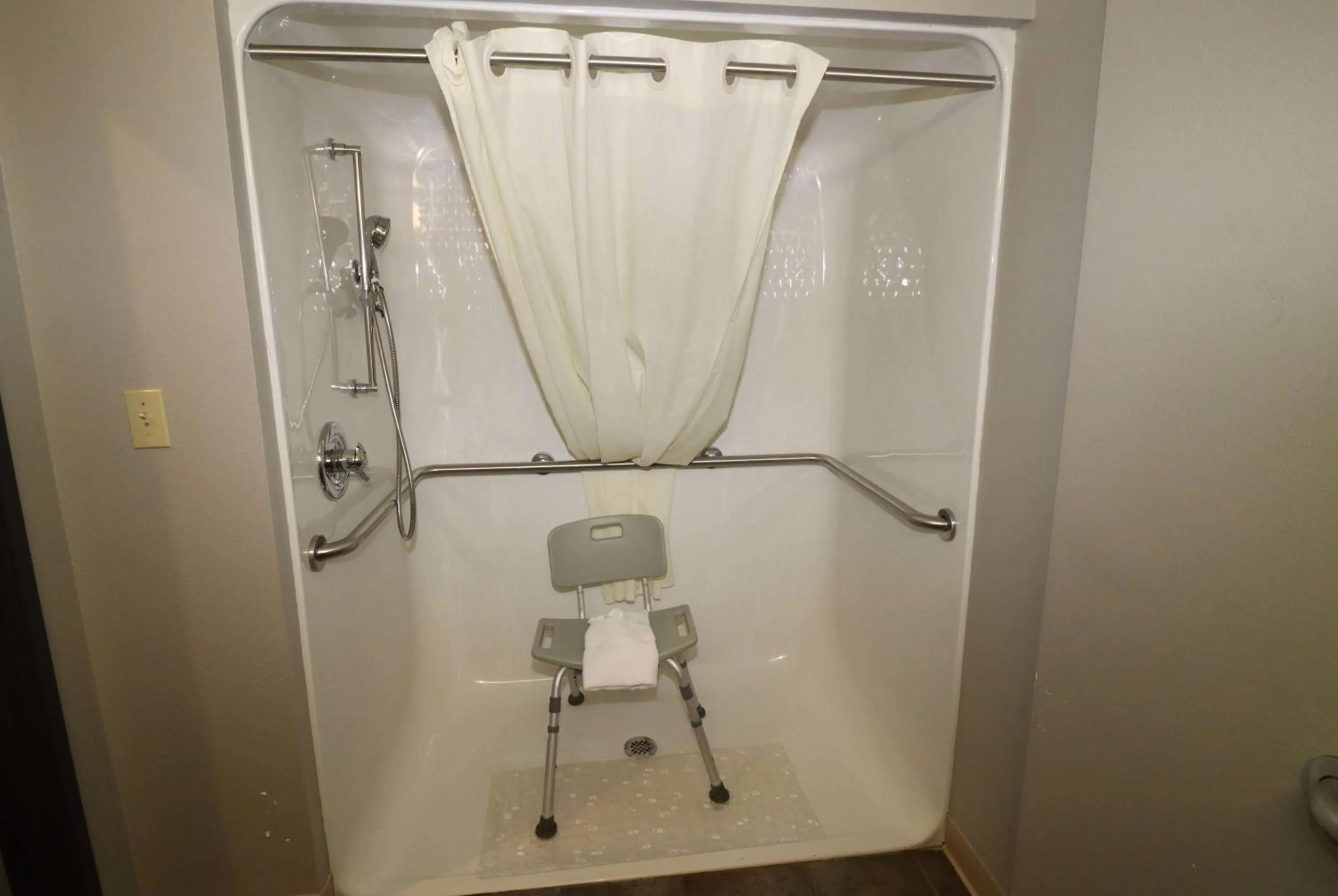 Bathroom in Super 8 by Wyndham Perryville