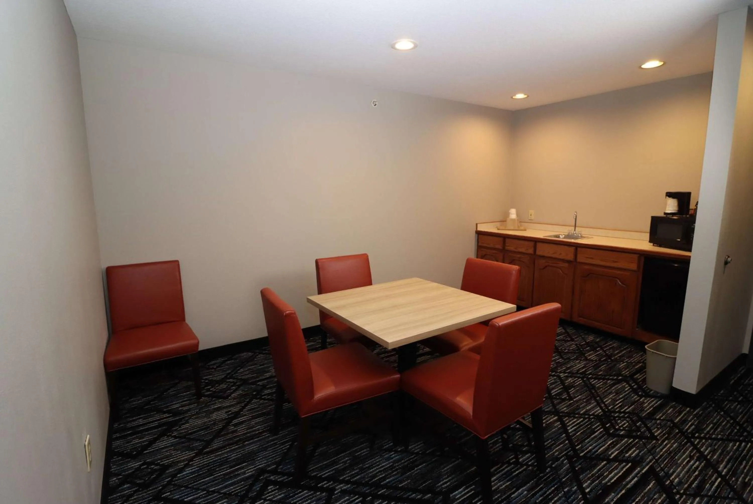 Photo of the whole room in Super 8 by Wyndham Perryville