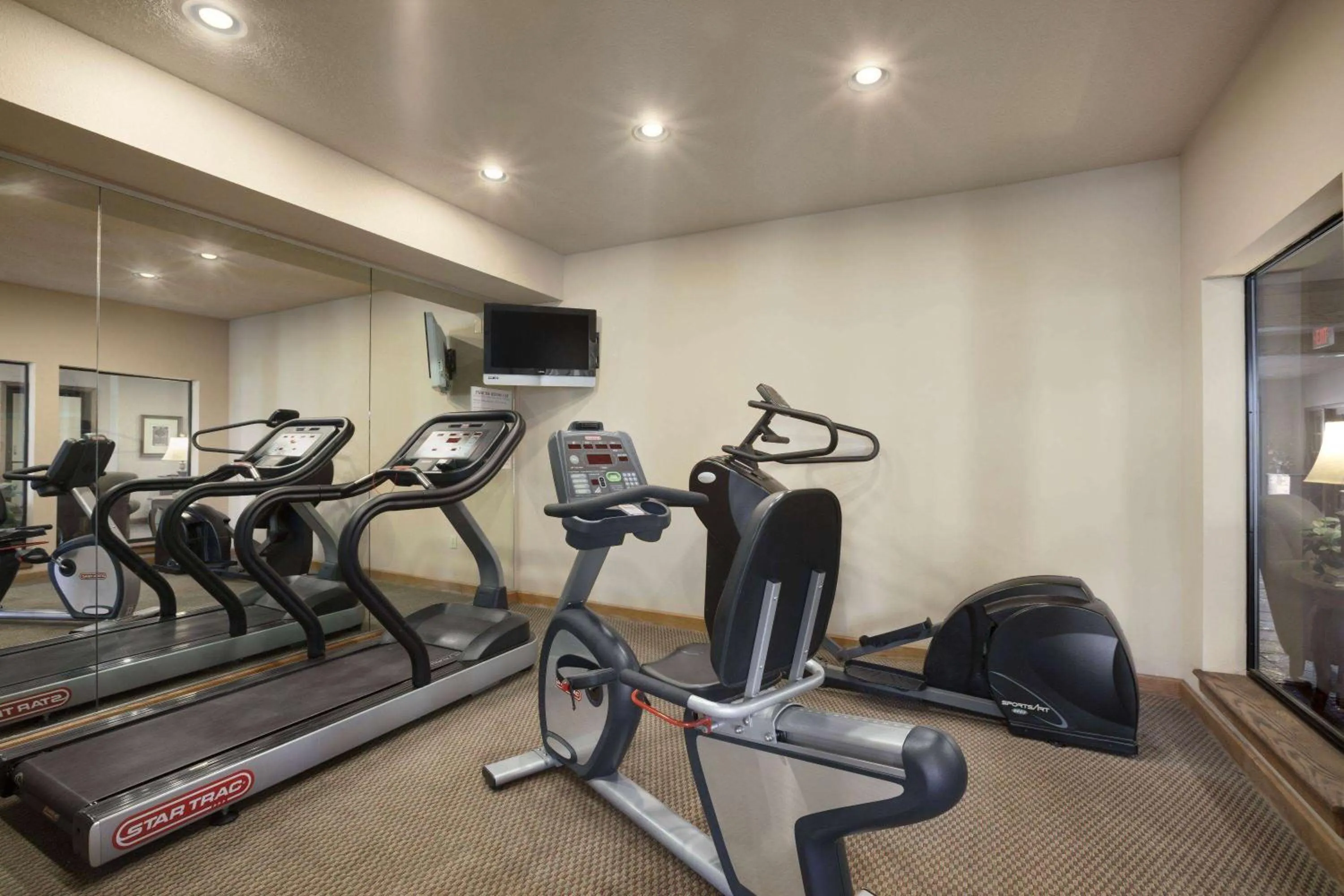 Fitness centre/facilities in Super 8 by Wyndham Perryville