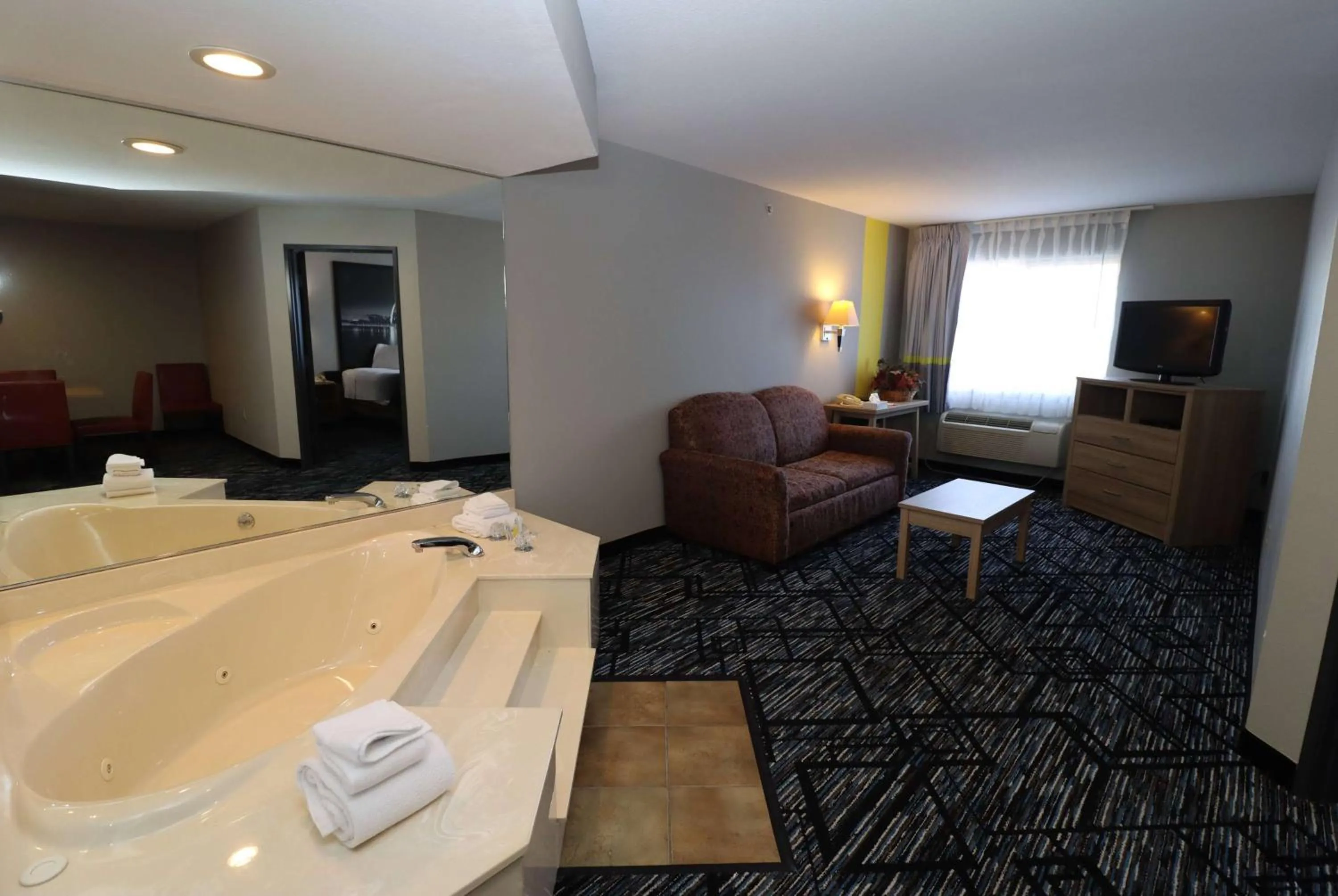 Photo of the whole room, Bed in Super 8 by Wyndham Perryville