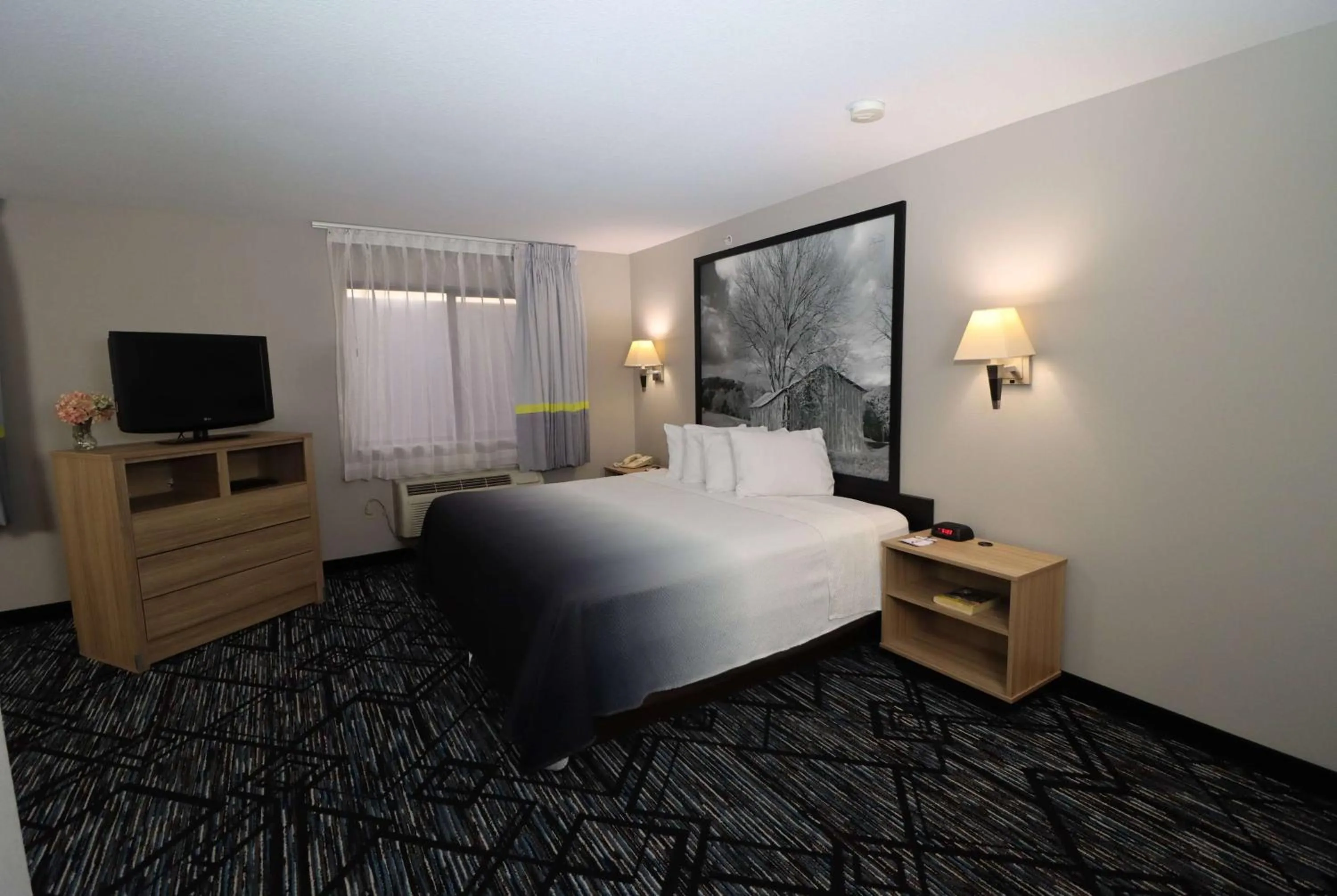 Photo of the whole room, Bed in Super 8 by Wyndham Perryville