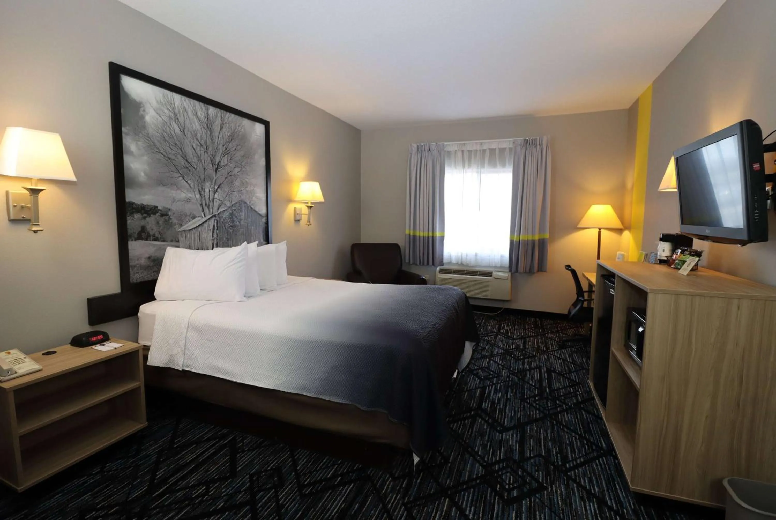 Photo of the whole room, Bed in Super 8 by Wyndham Perryville