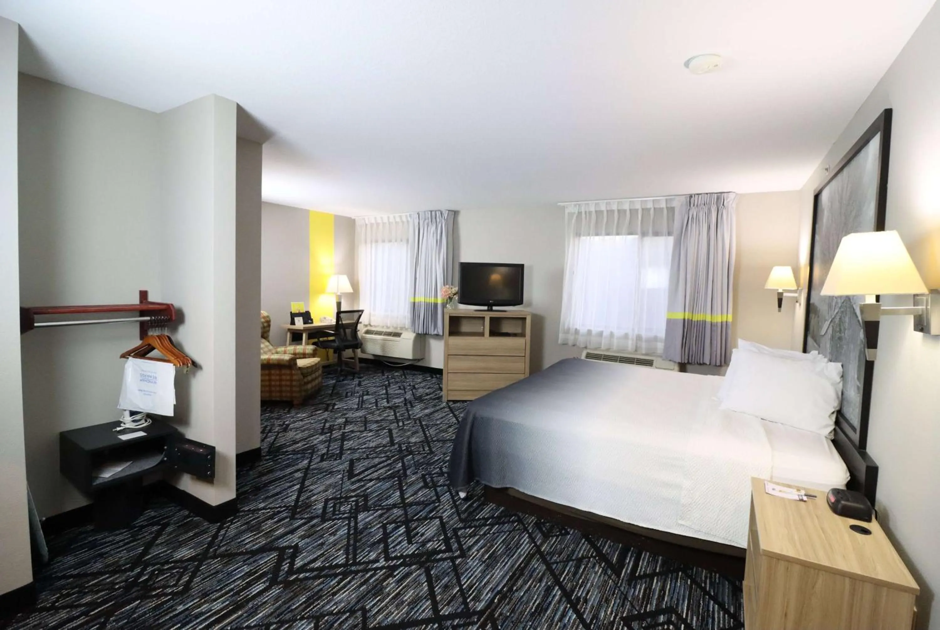 Photo of the whole room, Bed in Super 8 by Wyndham Perryville