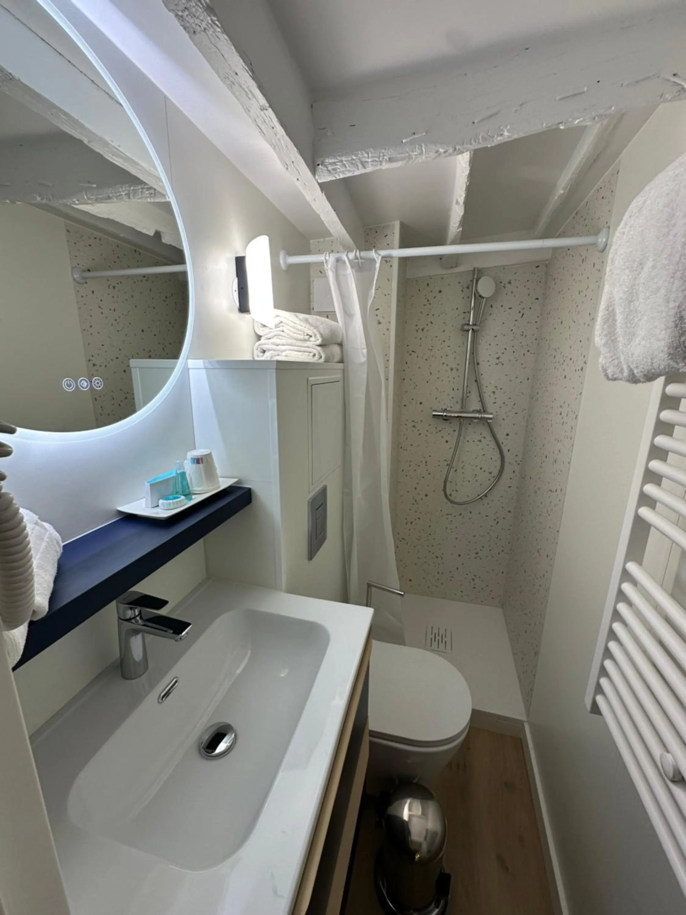 Shower in Hôtel Opera Deauville