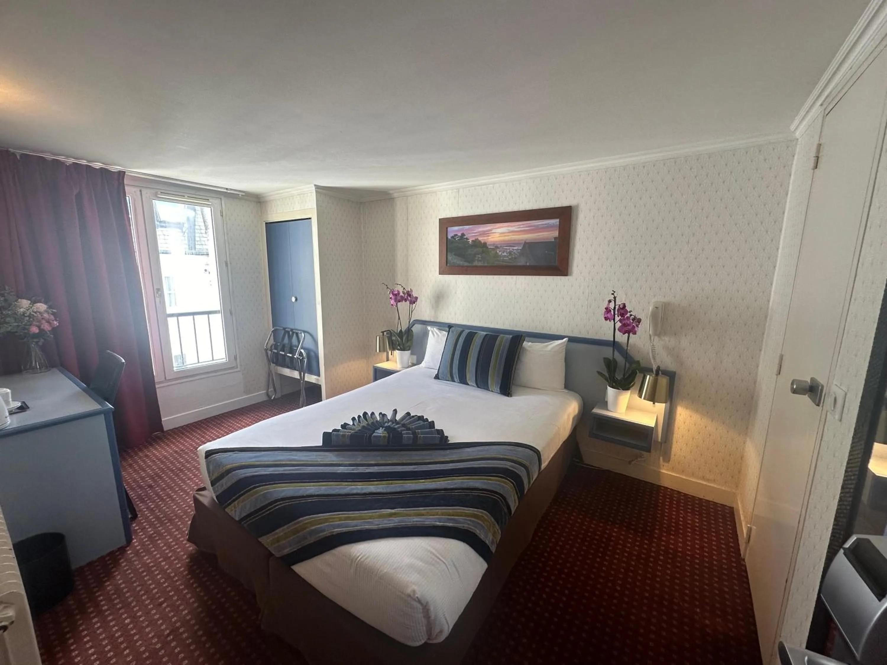 Photo of the whole room, Bed in Hôtel Opera Deauville