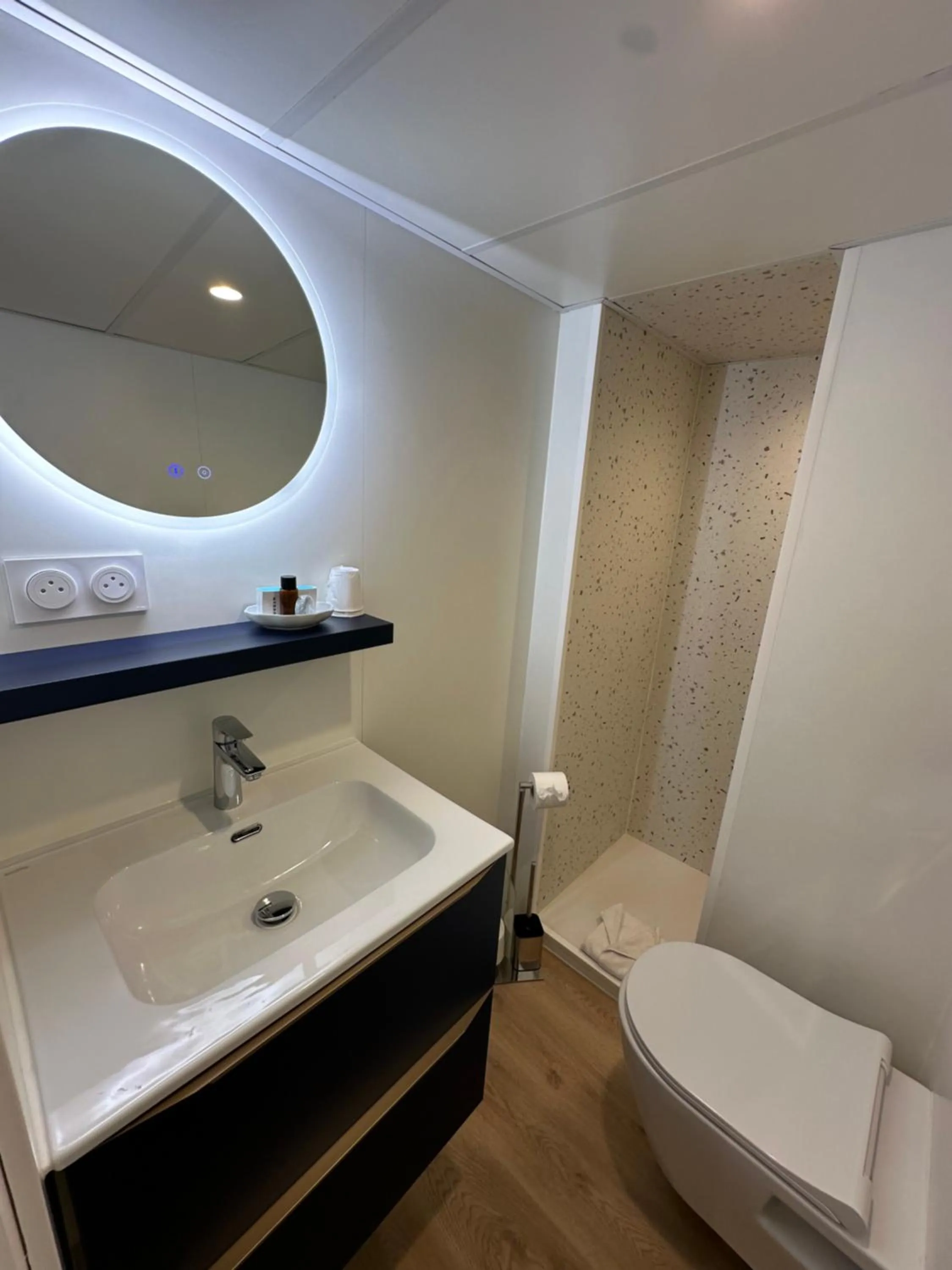 Bath in Hôtel Opera Deauville