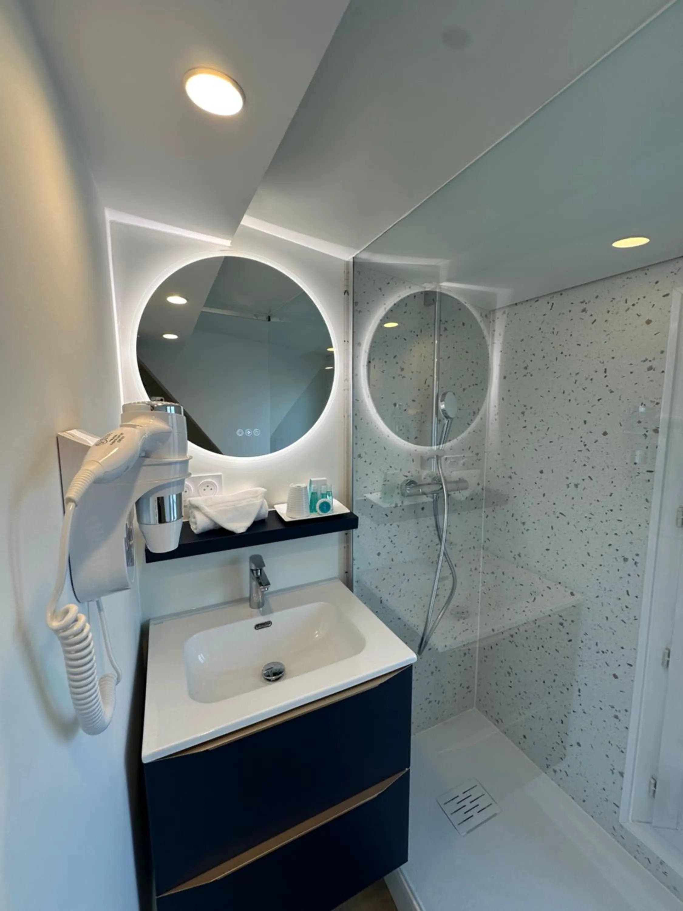 Shower in Hôtel Opera Deauville