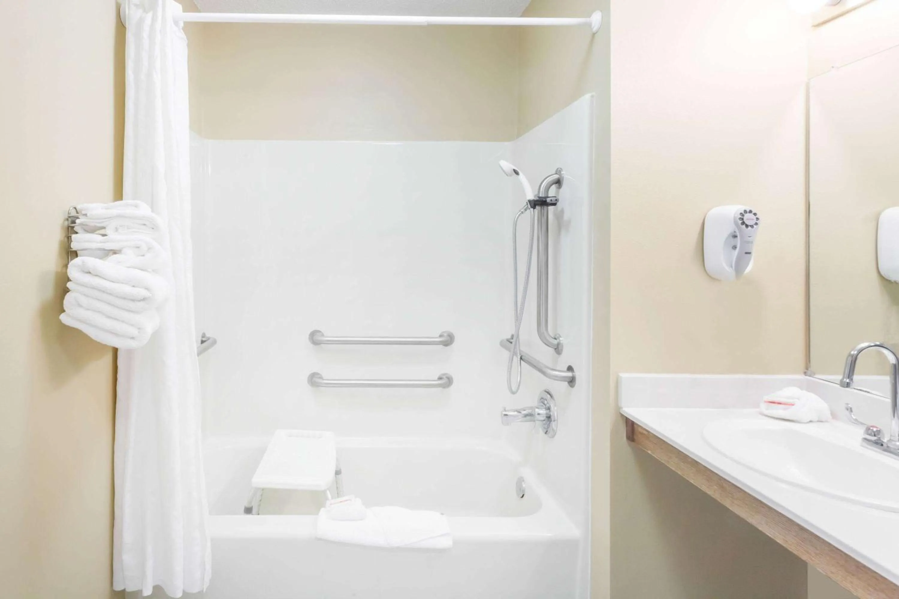 Bathroom in Baymont by Wyndham Florence/Muscle Shoals