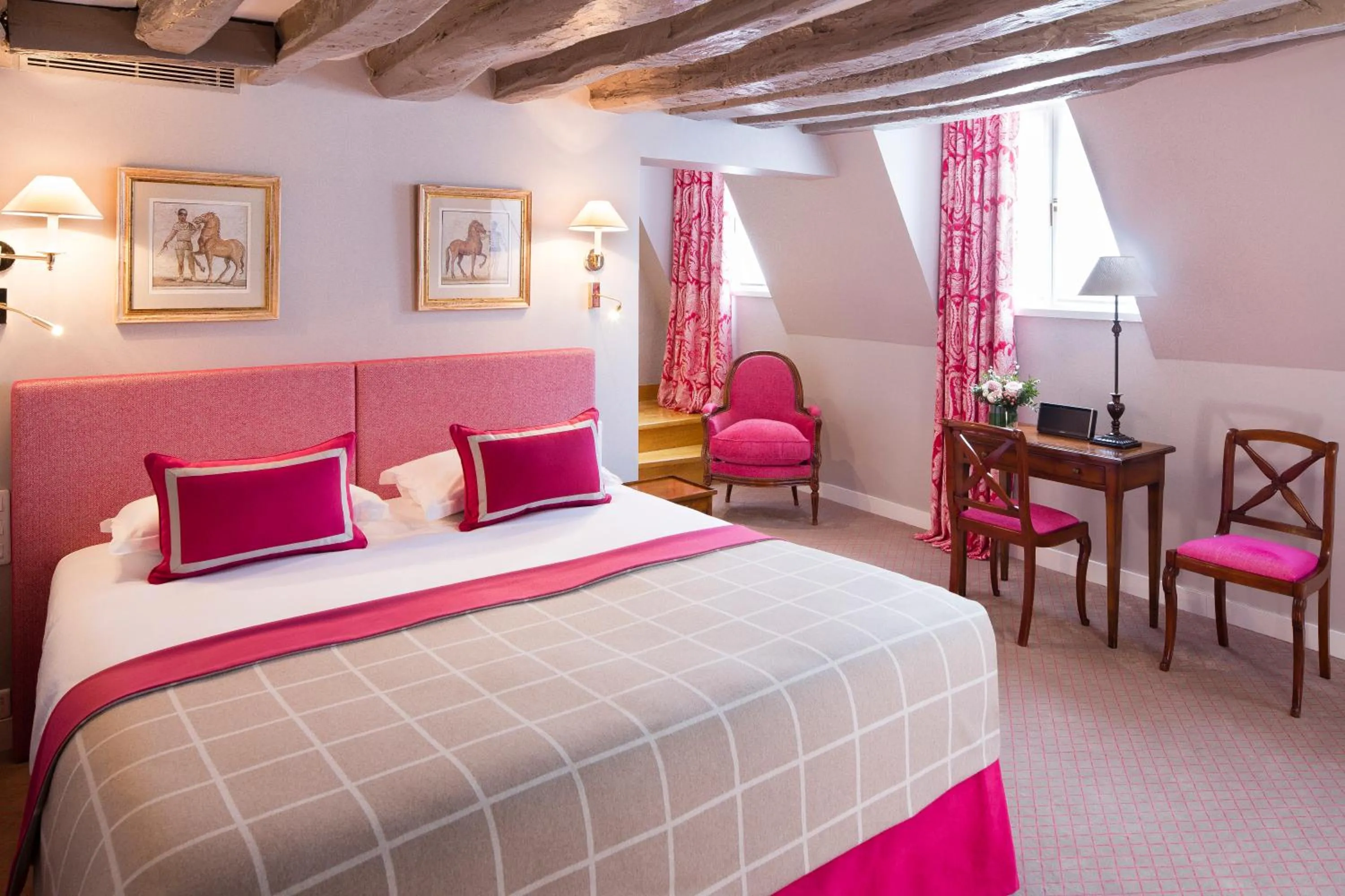 Photo of the whole room, Bed in Le Relais Saint Honoré
