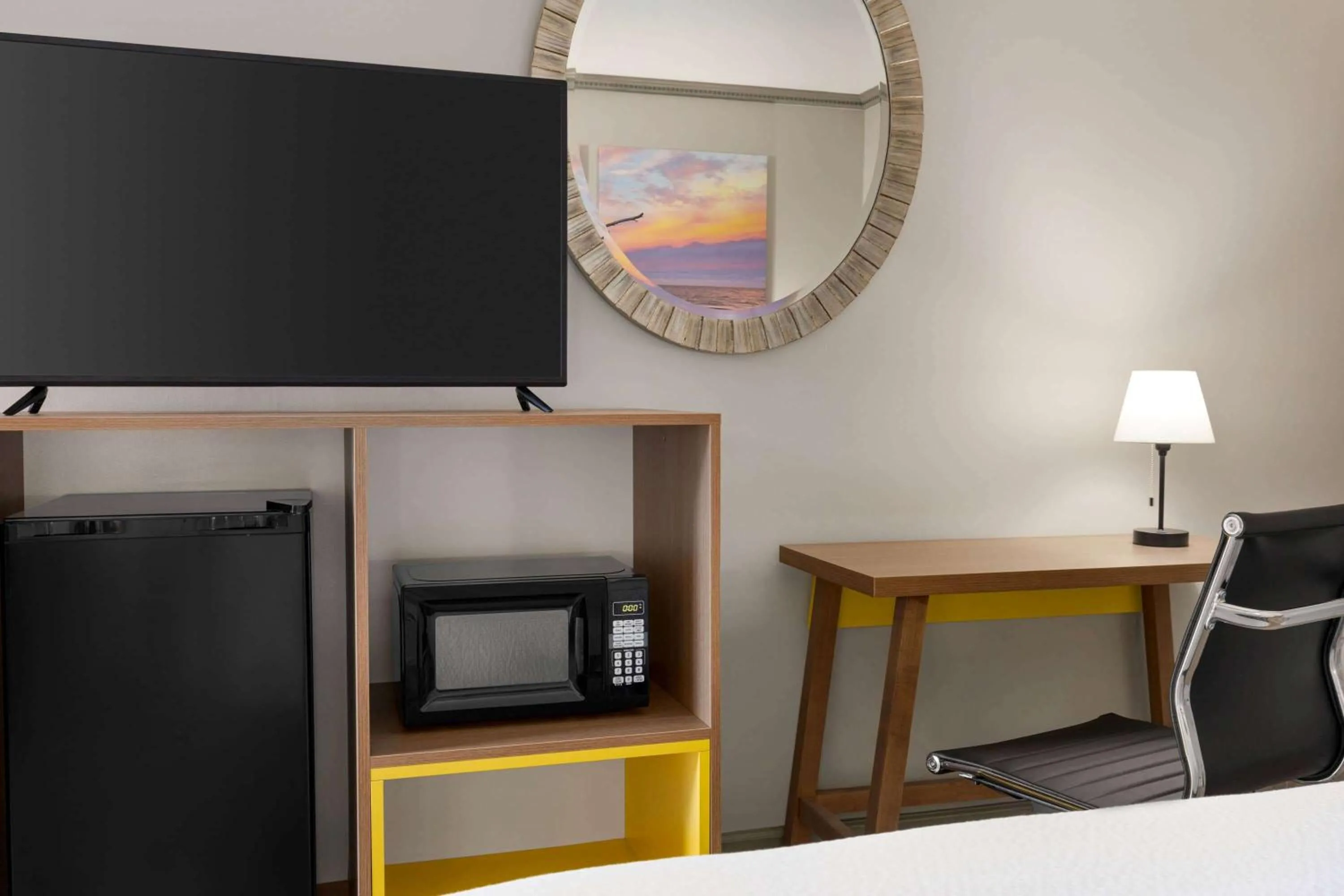 Photo of the whole room, Bed in Days Inn by Wyndham Kingsland GA