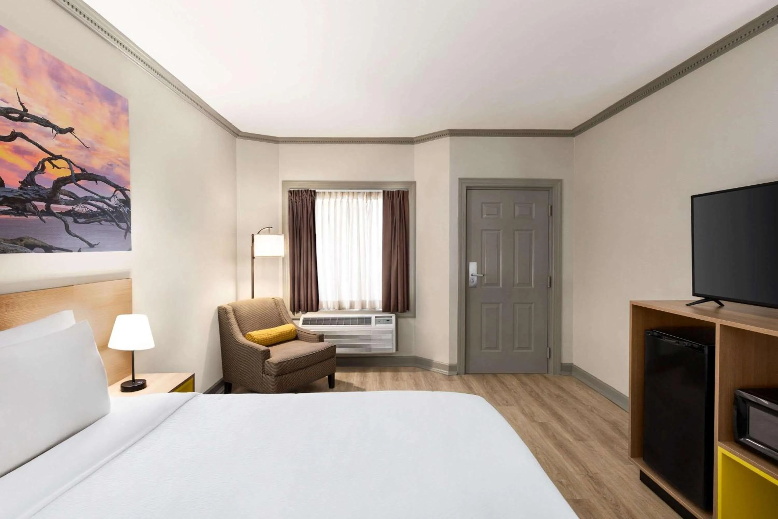 Photo of the whole room, Bed in Days Inn by Wyndham Kingsland GA