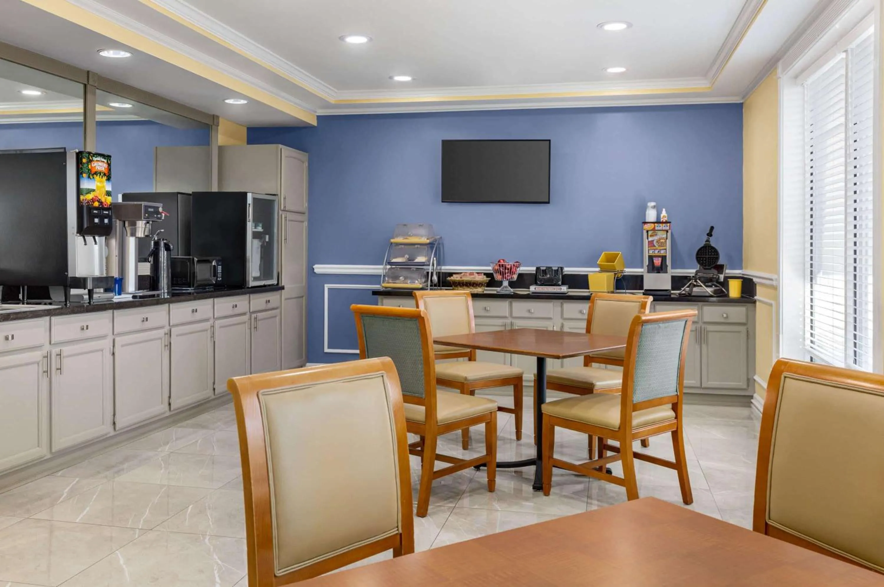 Restaurant/places to eat in Days Inn by Wyndham Kingsland GA