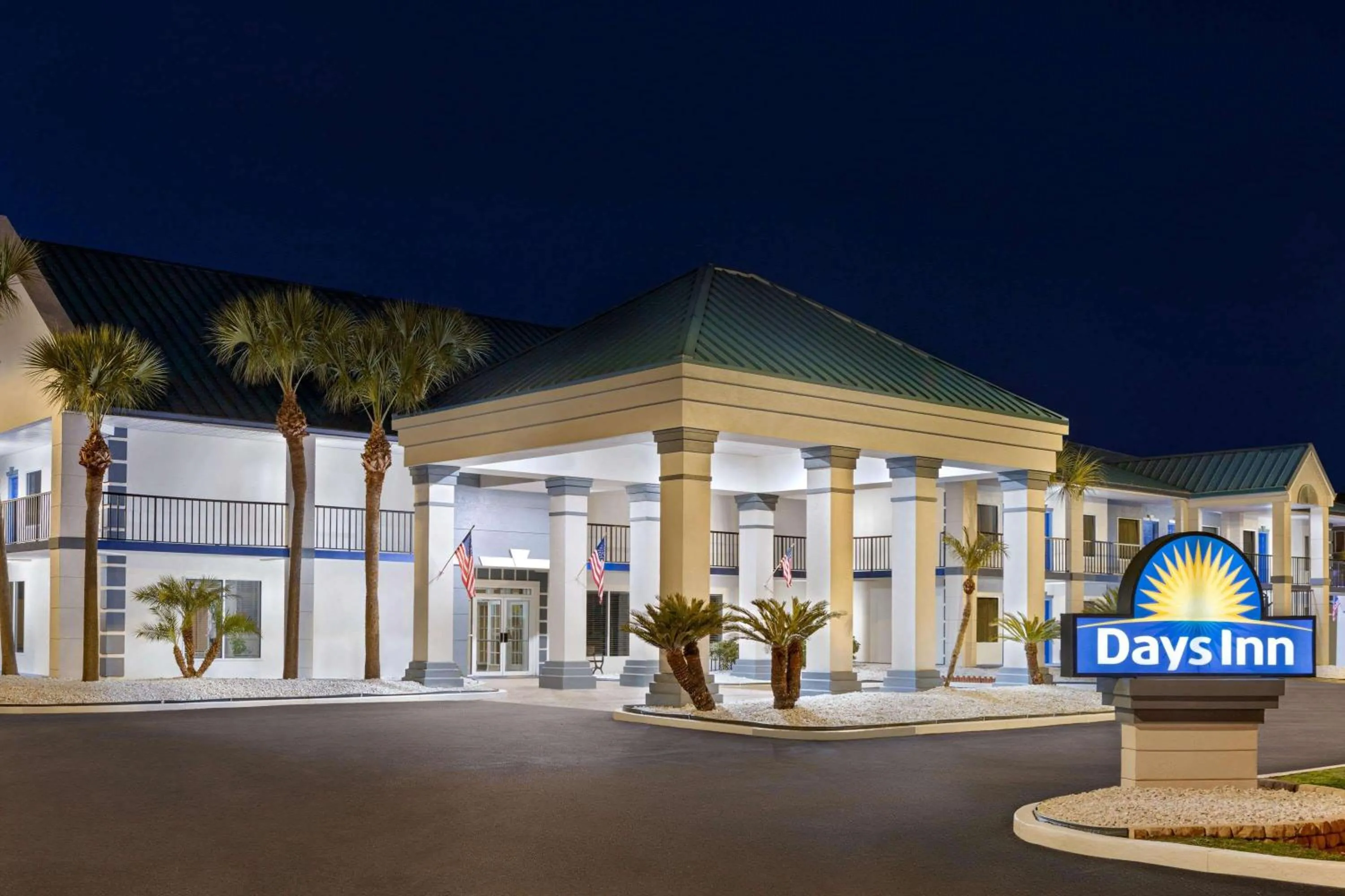 Property building in Days Inn by Wyndham Kingsland GA