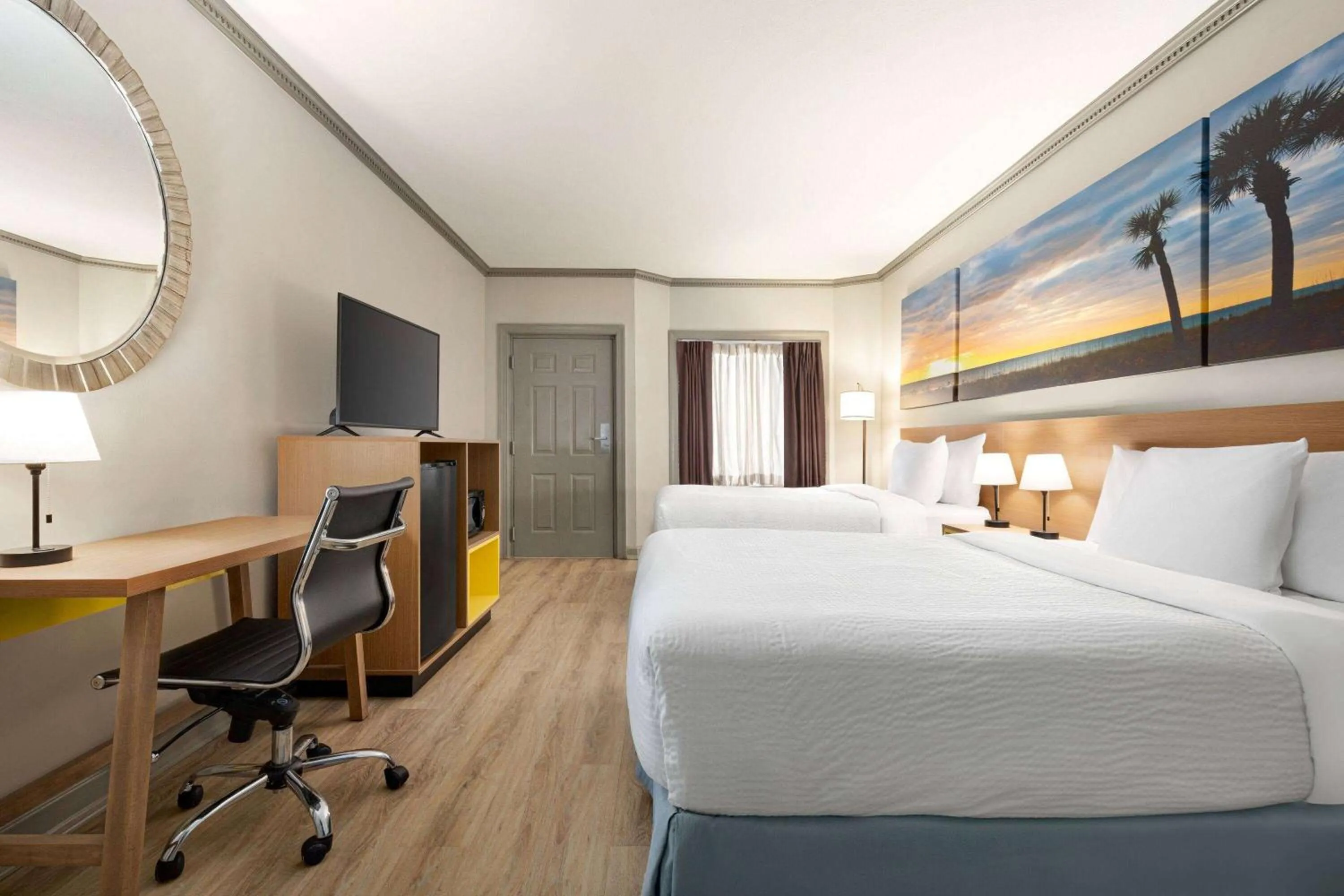 Photo of the whole room, Bed in Days Inn by Wyndham Kingsland GA