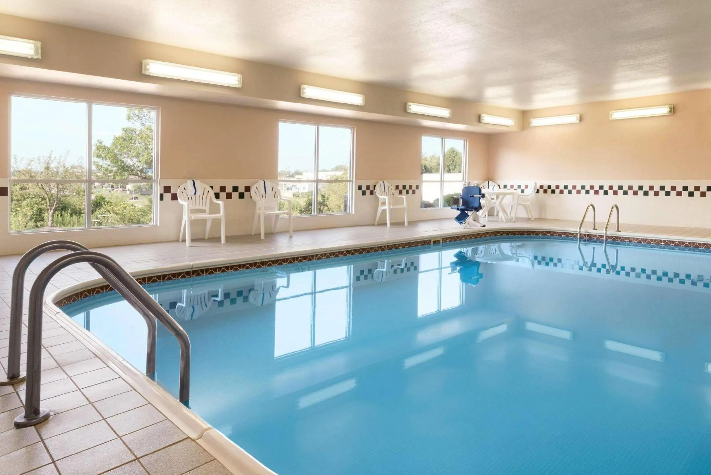 Swimming pool in Country Inn & Suites by Radisson, Davenport - Quad Cities