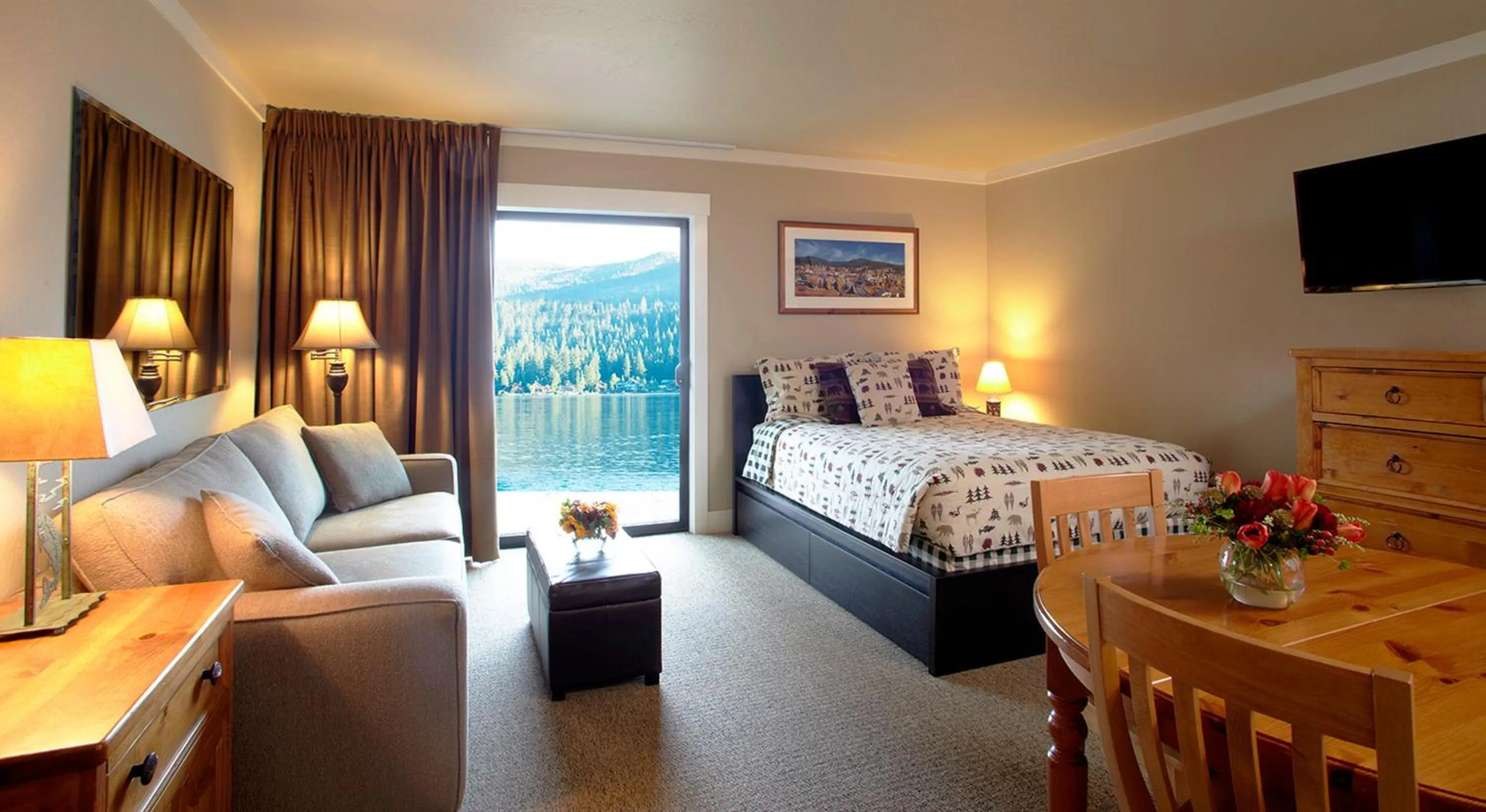 Photo of the whole room in Donner Lake Village