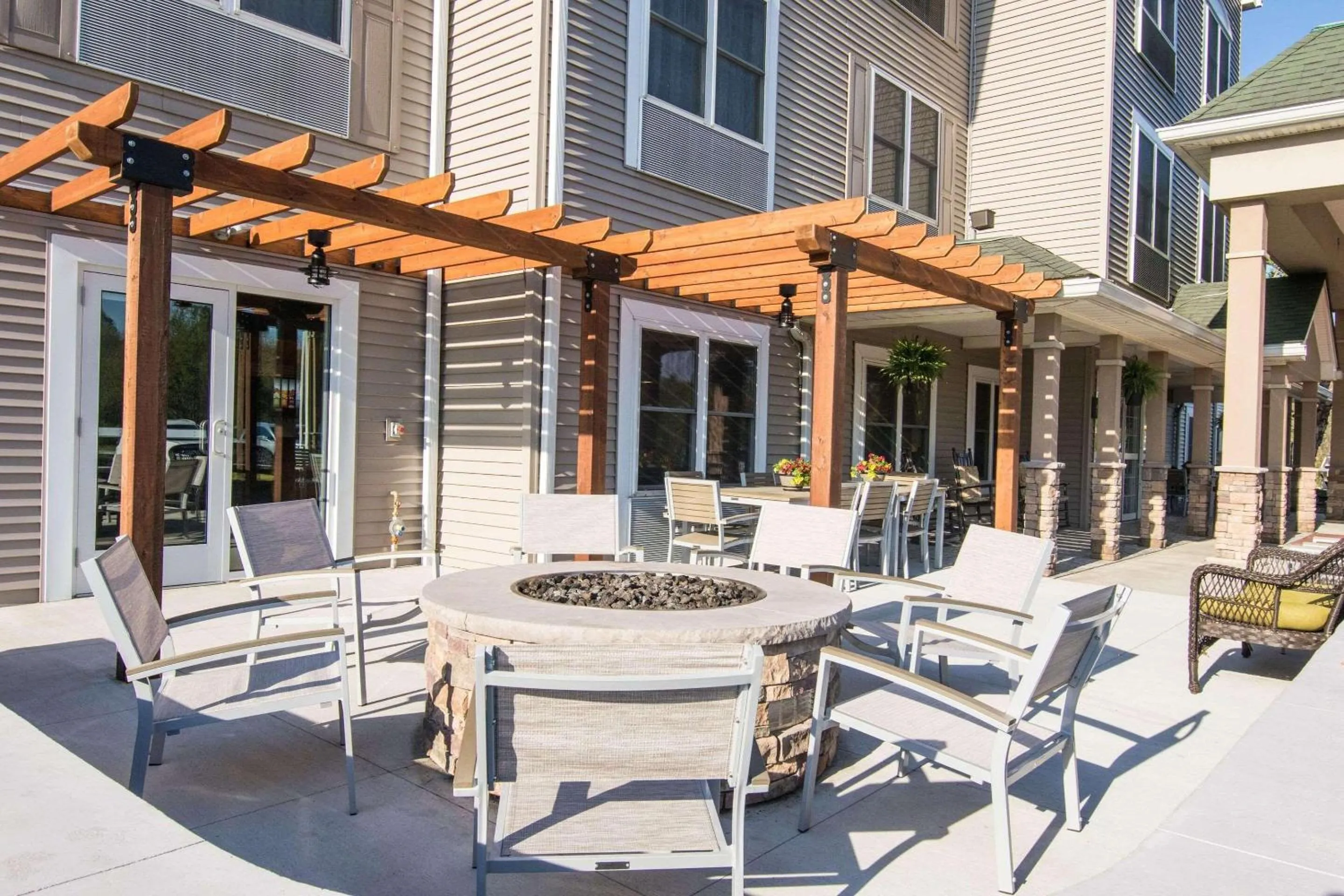 Property building in Country Inn & Suites by Radisson, Lehighton-Jim Thorpe, PA