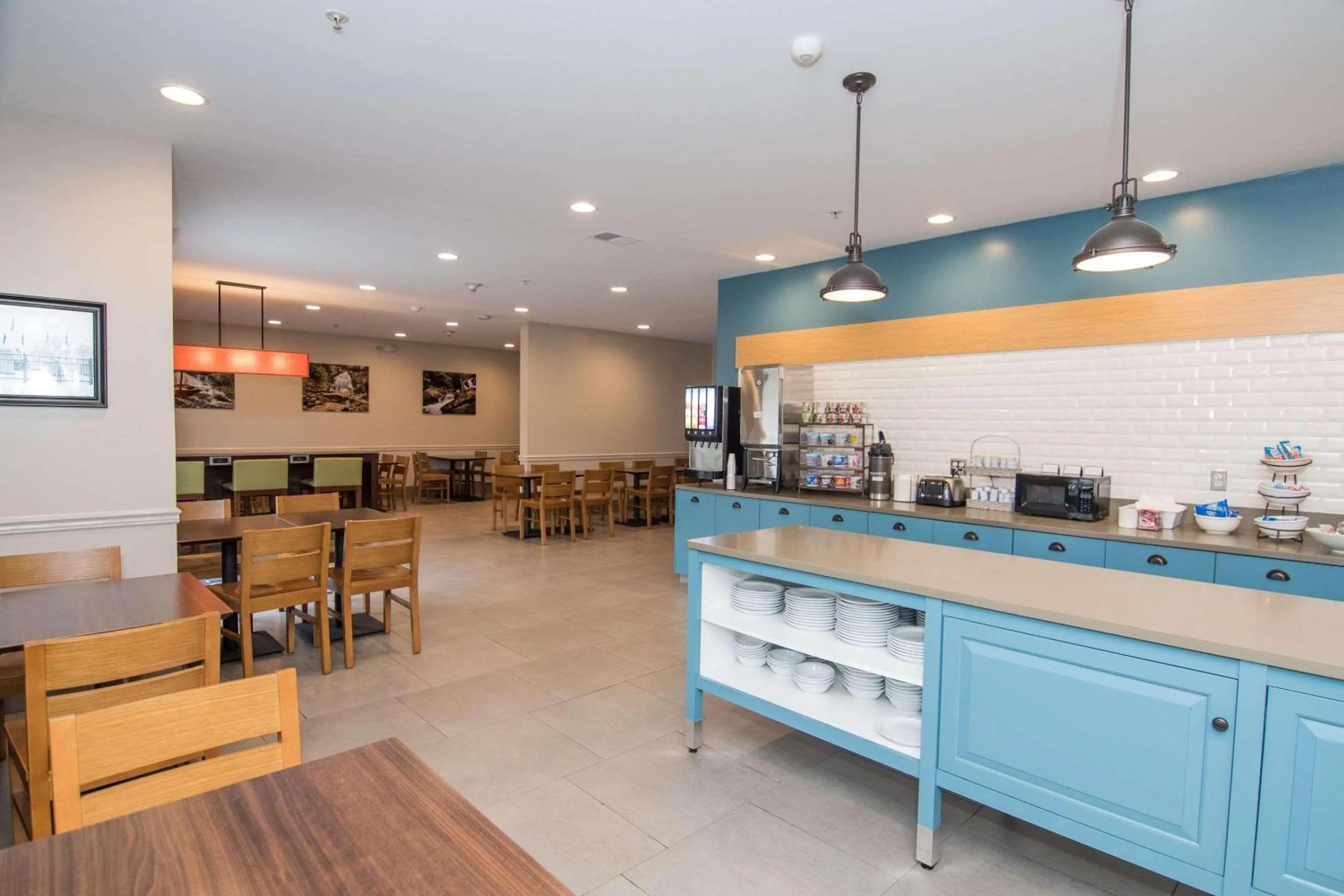 Breakfast in Country Inn & Suites by Radisson, Lehighton-Jim Thorpe, PA