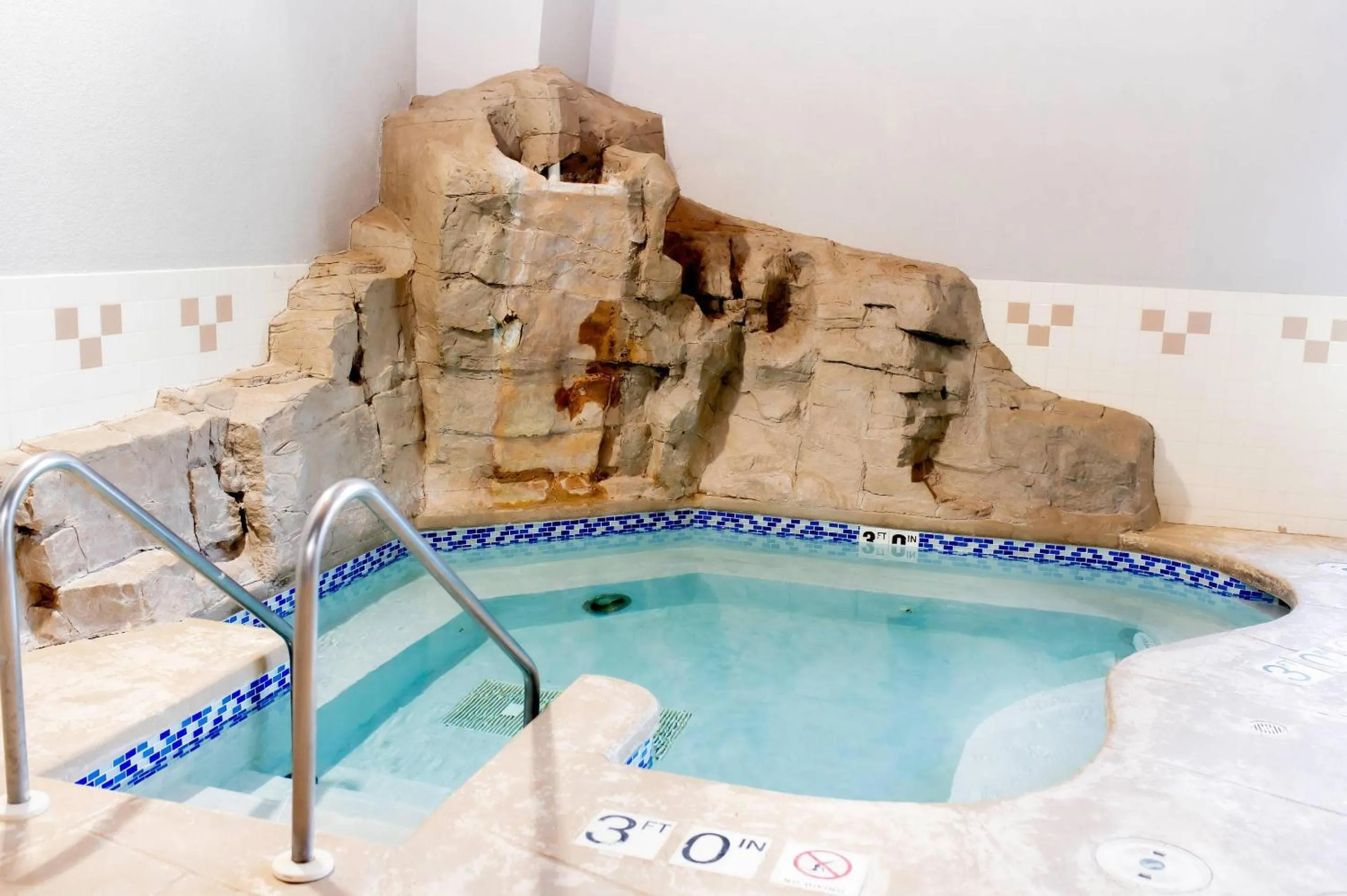 Spa and wellness centre/facilities in Country Inn & Suites by Radisson, Prairie du Chien