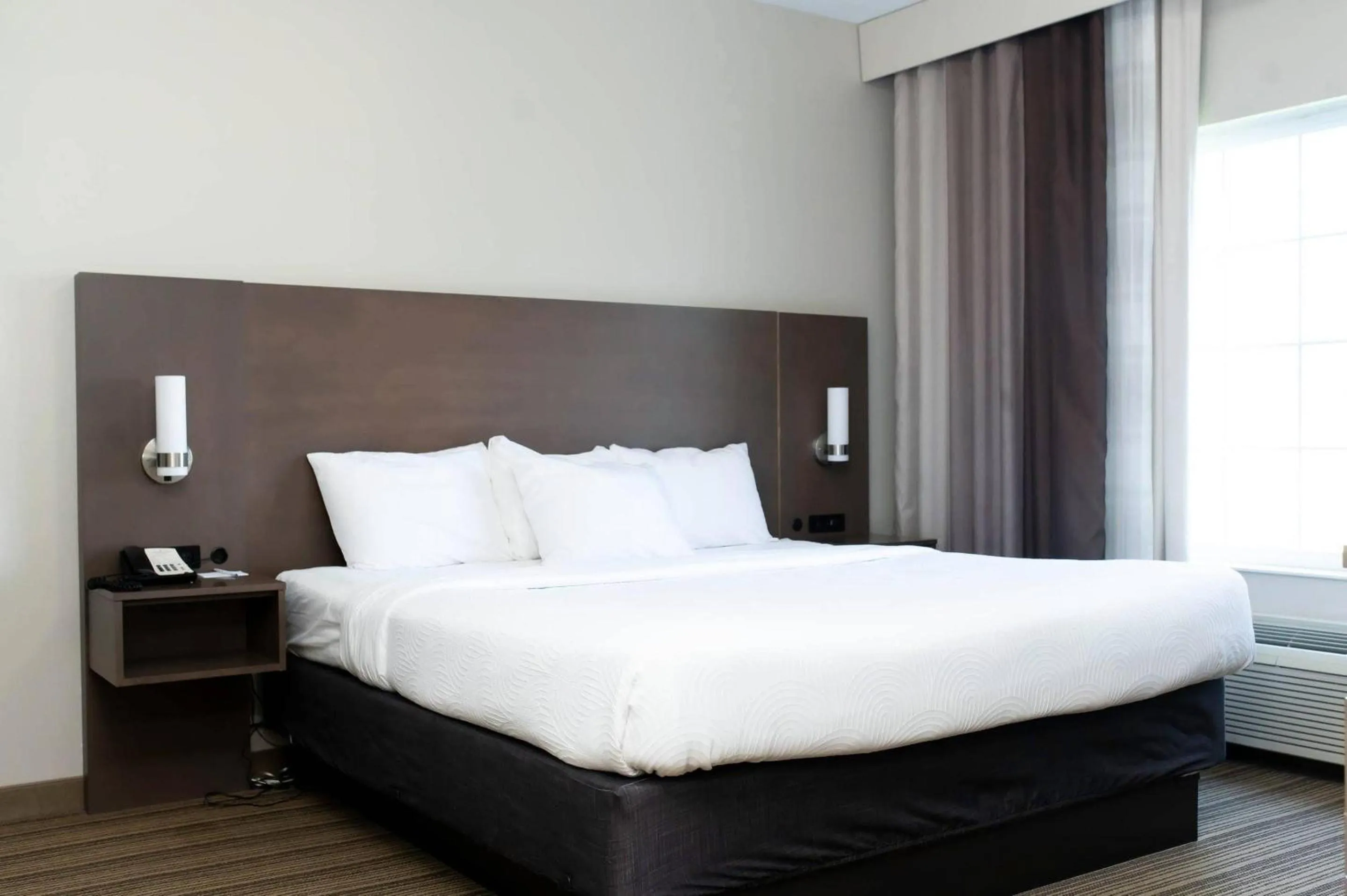 Bedroom in Country Inn & Suites by Radisson, Prairie du Chien