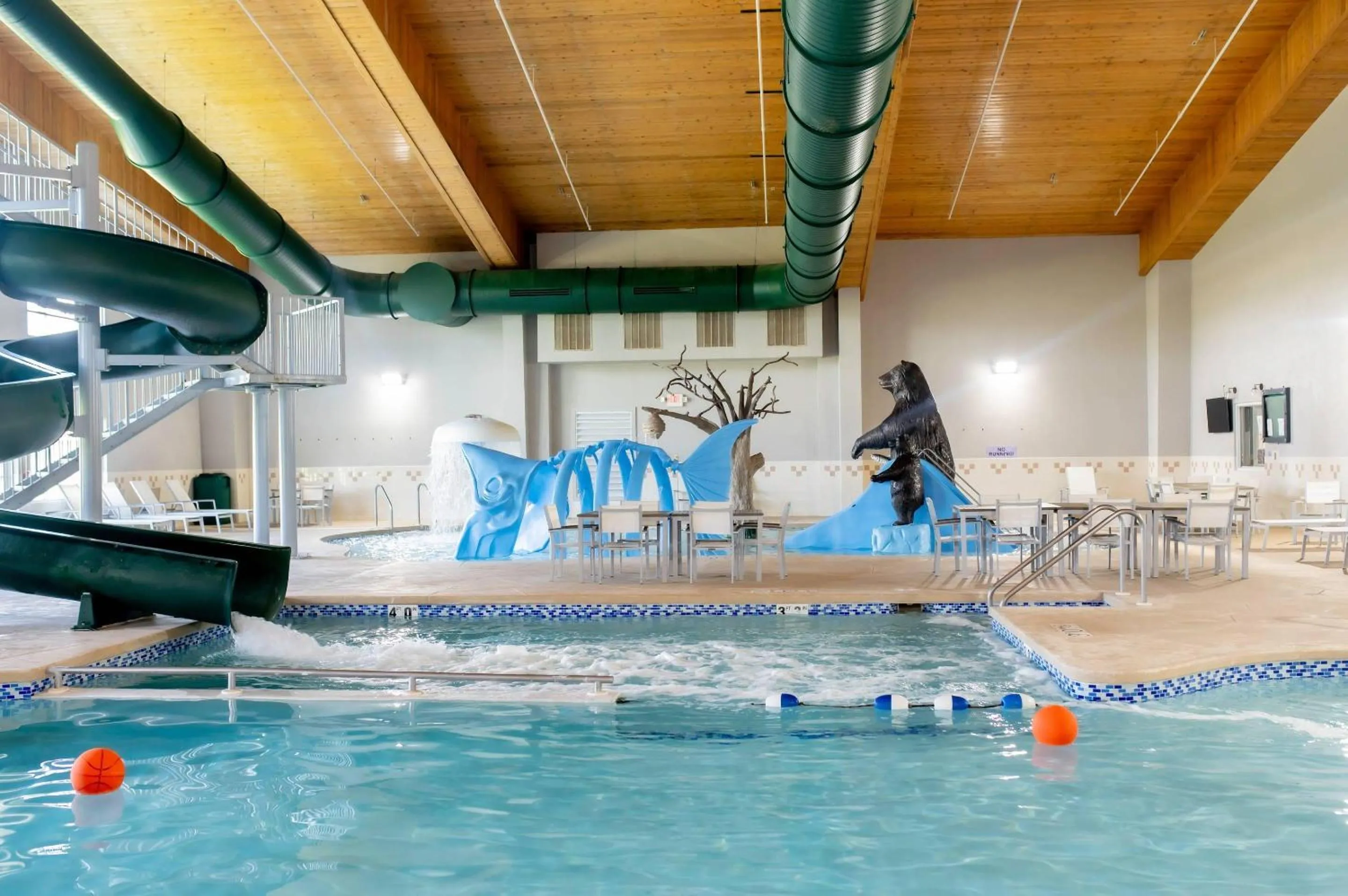 Swimming pool in Country Inn & Suites by Radisson, Prairie du Chien