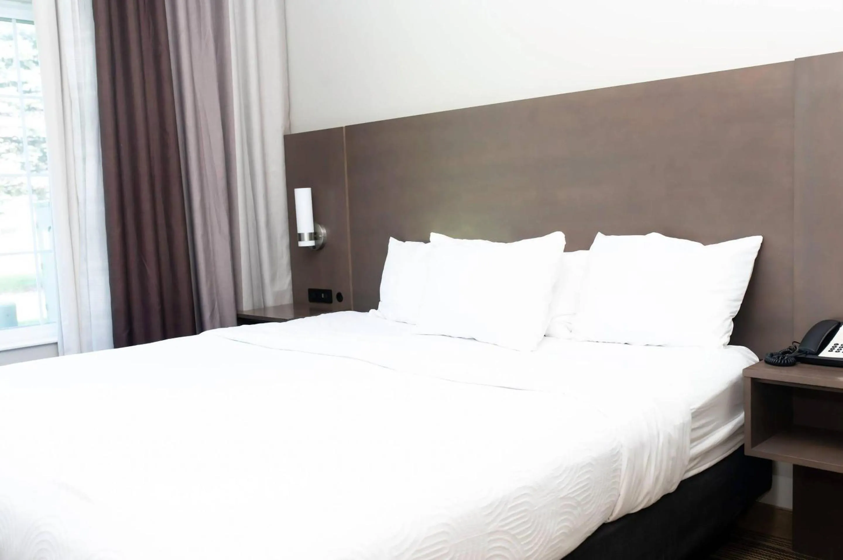 Bedroom in Country Inn & Suites by Radisson, Prairie du Chien