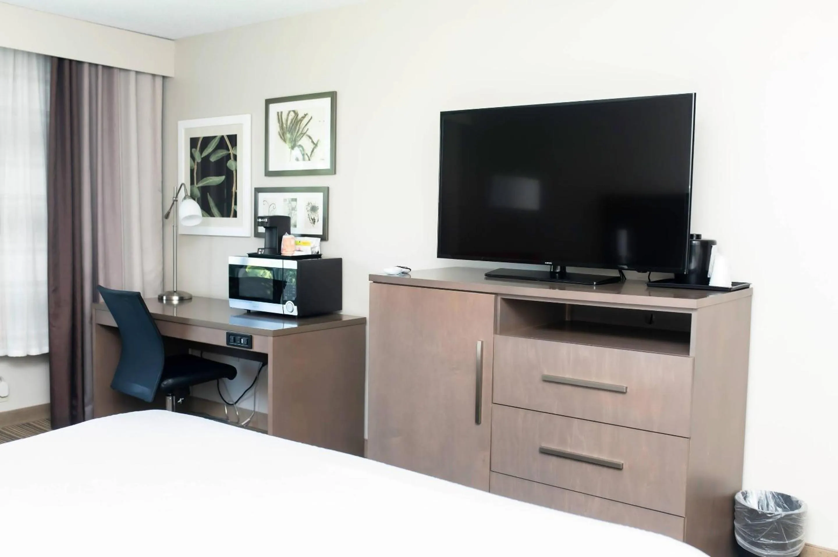 Bedroom in Country Inn & Suites by Radisson, Prairie du Chien