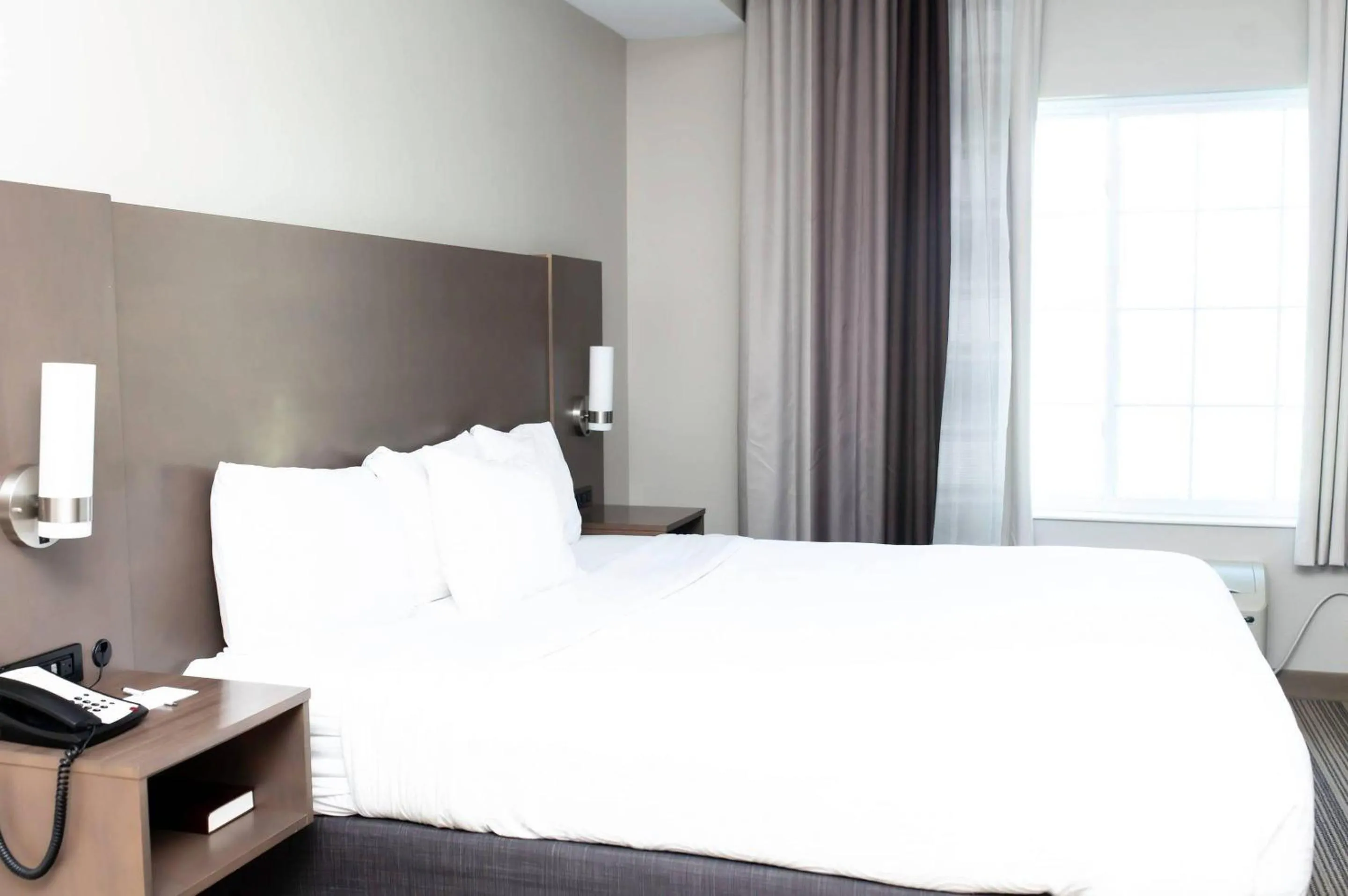 Bedroom in Country Inn & Suites by Radisson, Prairie du Chien