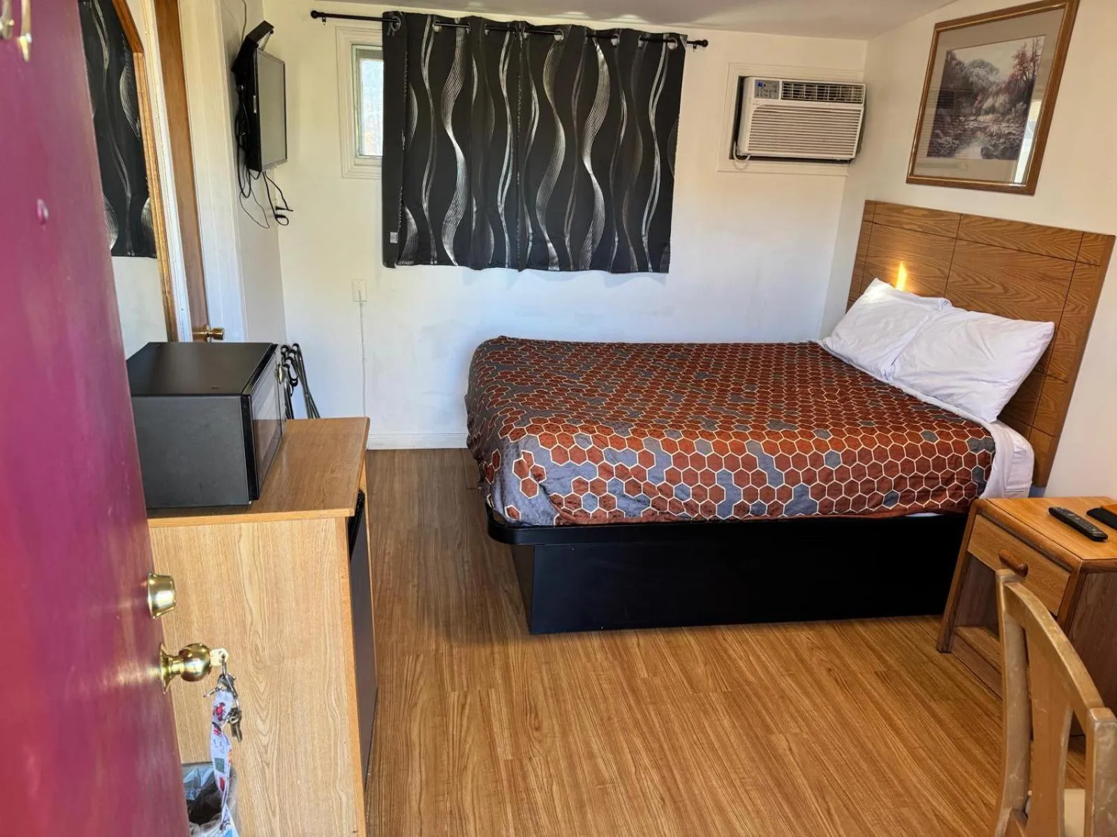 Bedroom, Bed in Economy Inn Cadillac MI by Hotel O