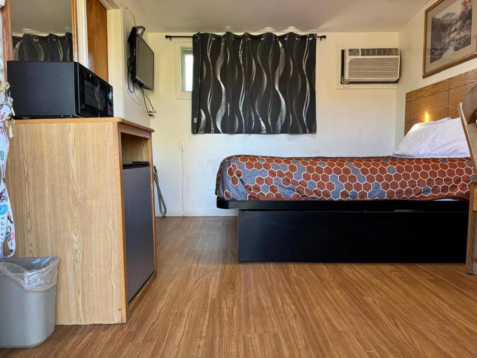 Bedroom in Economy Inn Cadillac MI by Hotel O