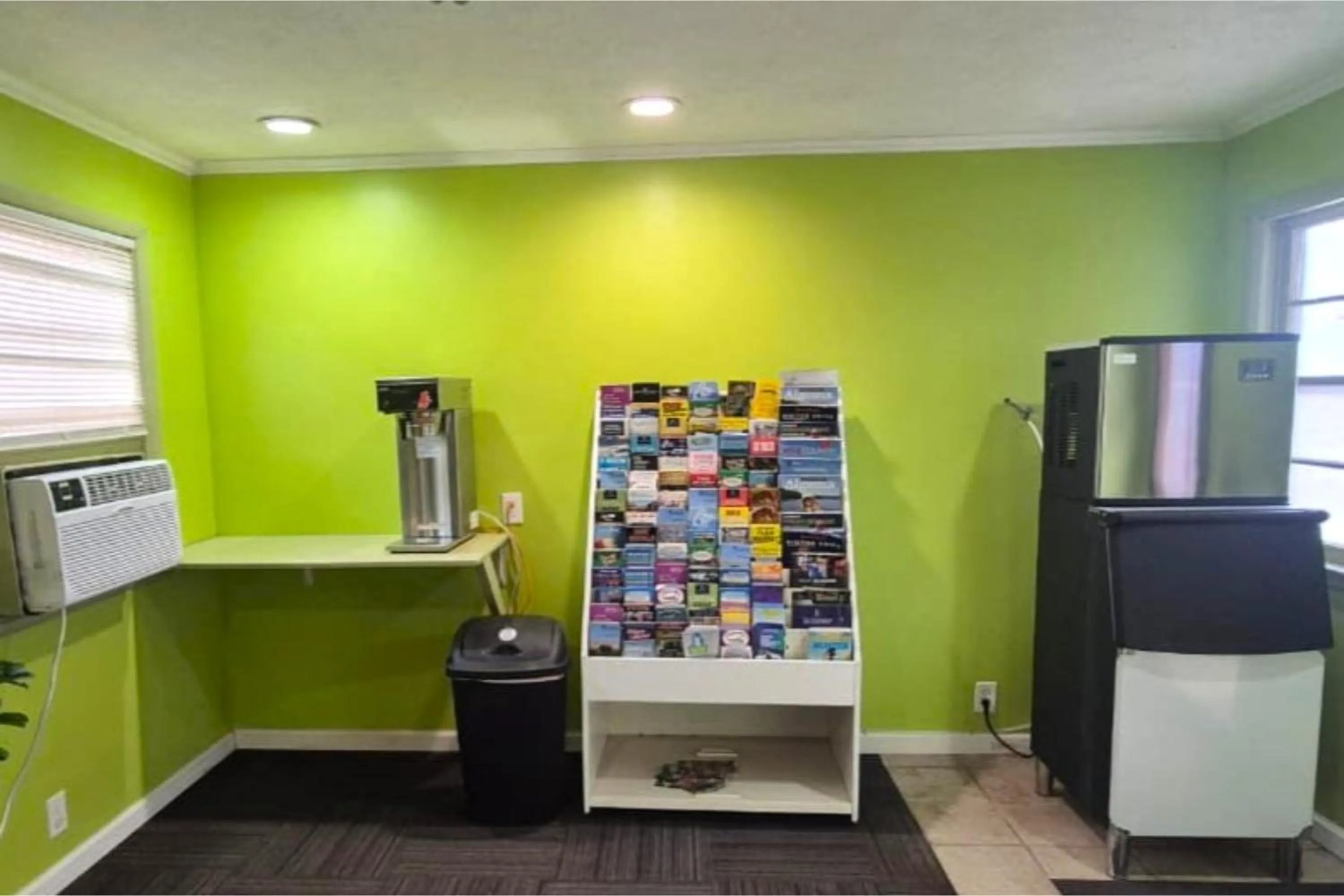 Lobby or reception in Economy Inn Cadillac MI by Hotel O