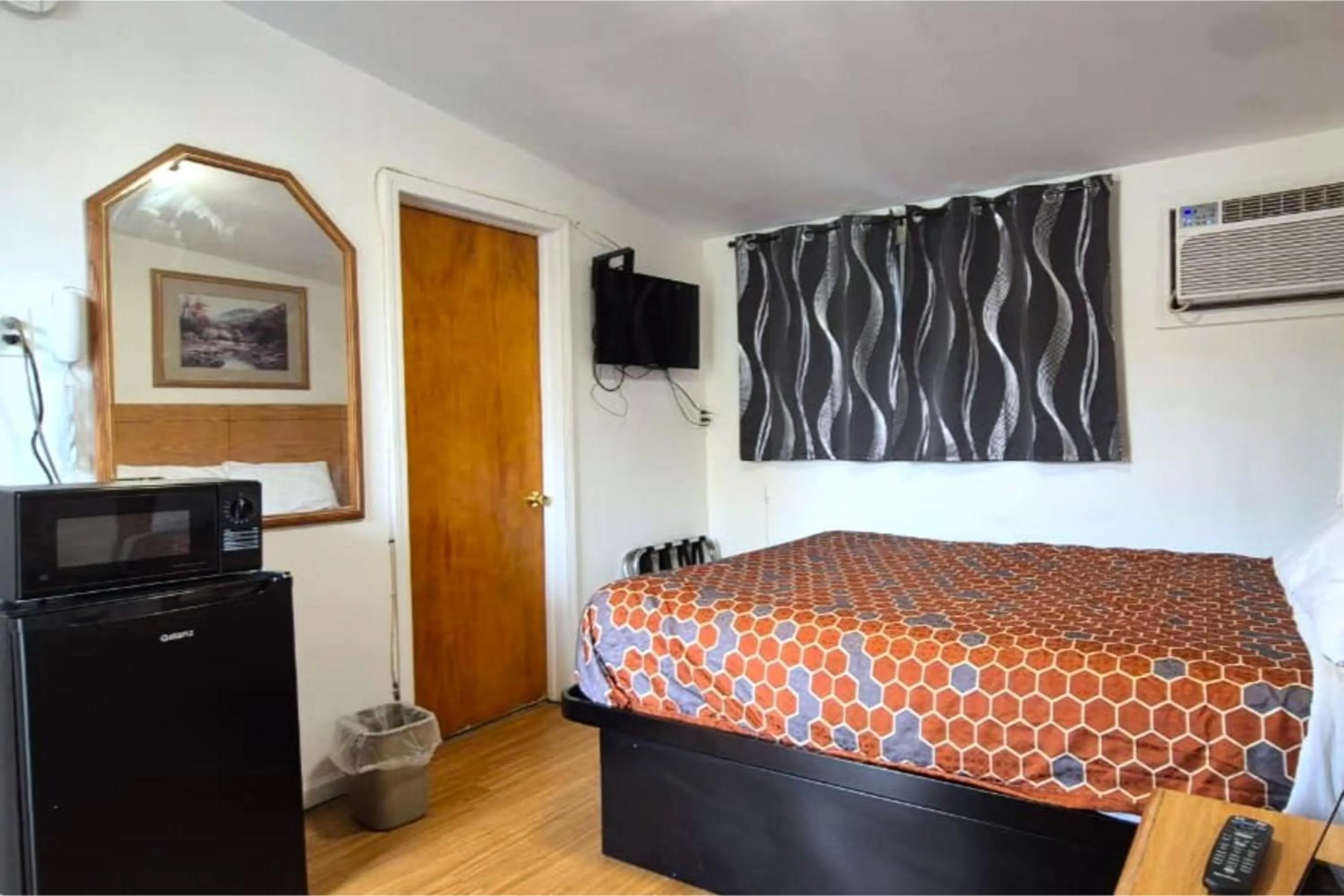 Bedroom, Bed in Economy Inn Cadillac MI by Hotel O