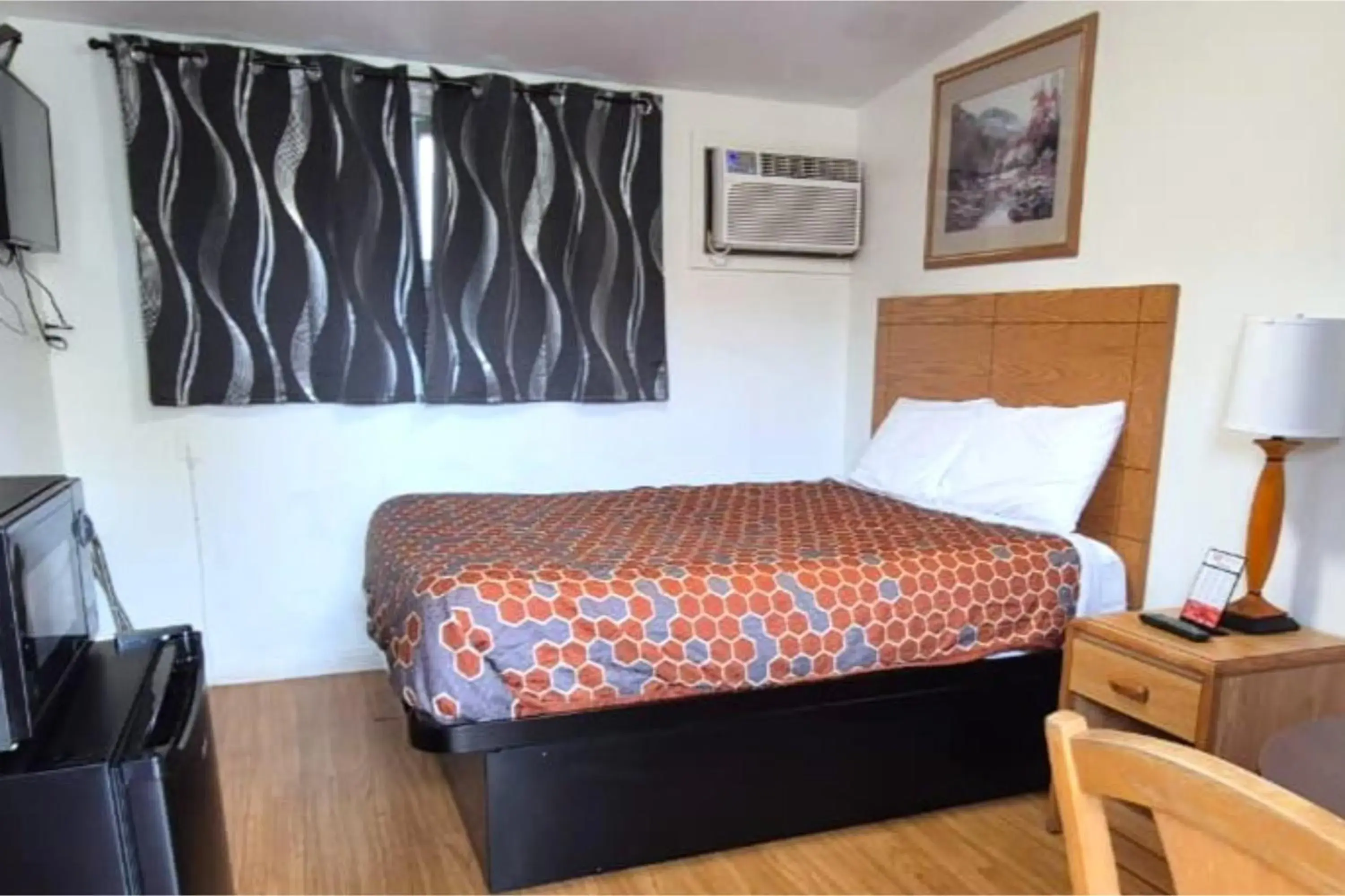 Queen Bed Non-Smoking in Economy Inn Cadillac MI by Hotel O Queen Bed Non-Smoking in Economy Inn Cadillac MI by Hotel O