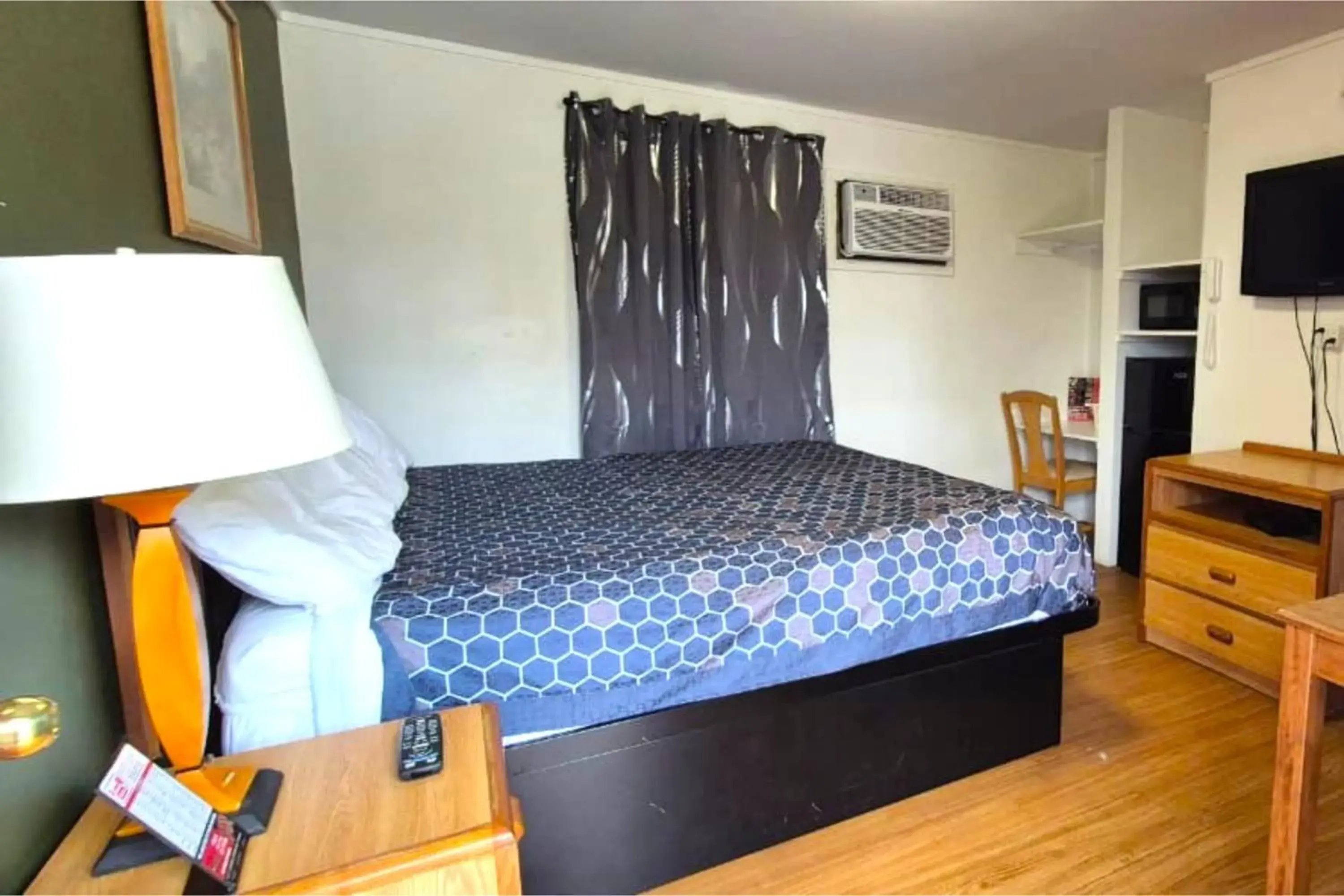 King Bed Non-Smoking in Economy Inn Cadillac MI by Hotel O King Bed Non-Smoking in Economy Inn Cadillac MI by Hotel O