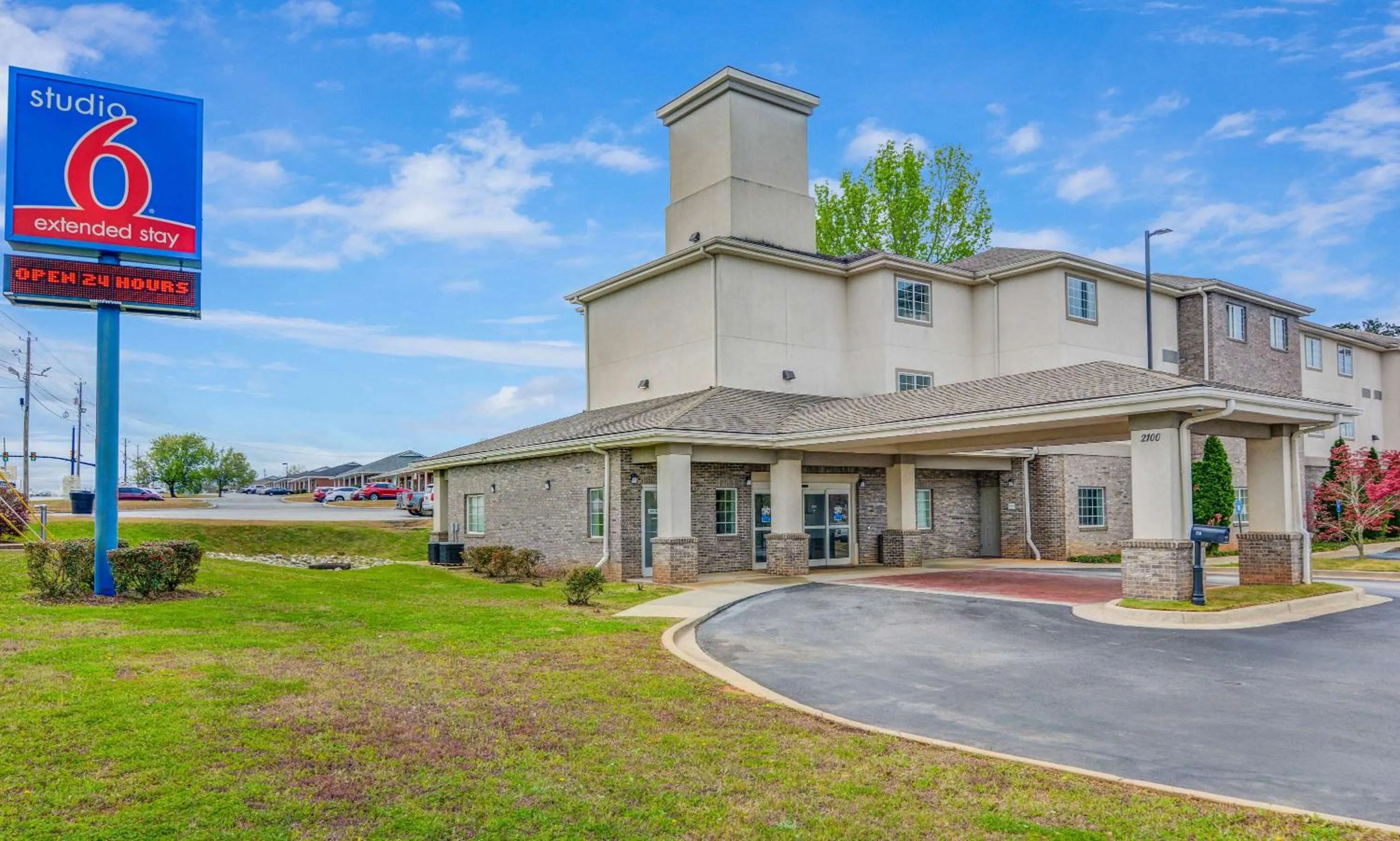 Property building in Studio 6-Opelika, AL - Auburn Al