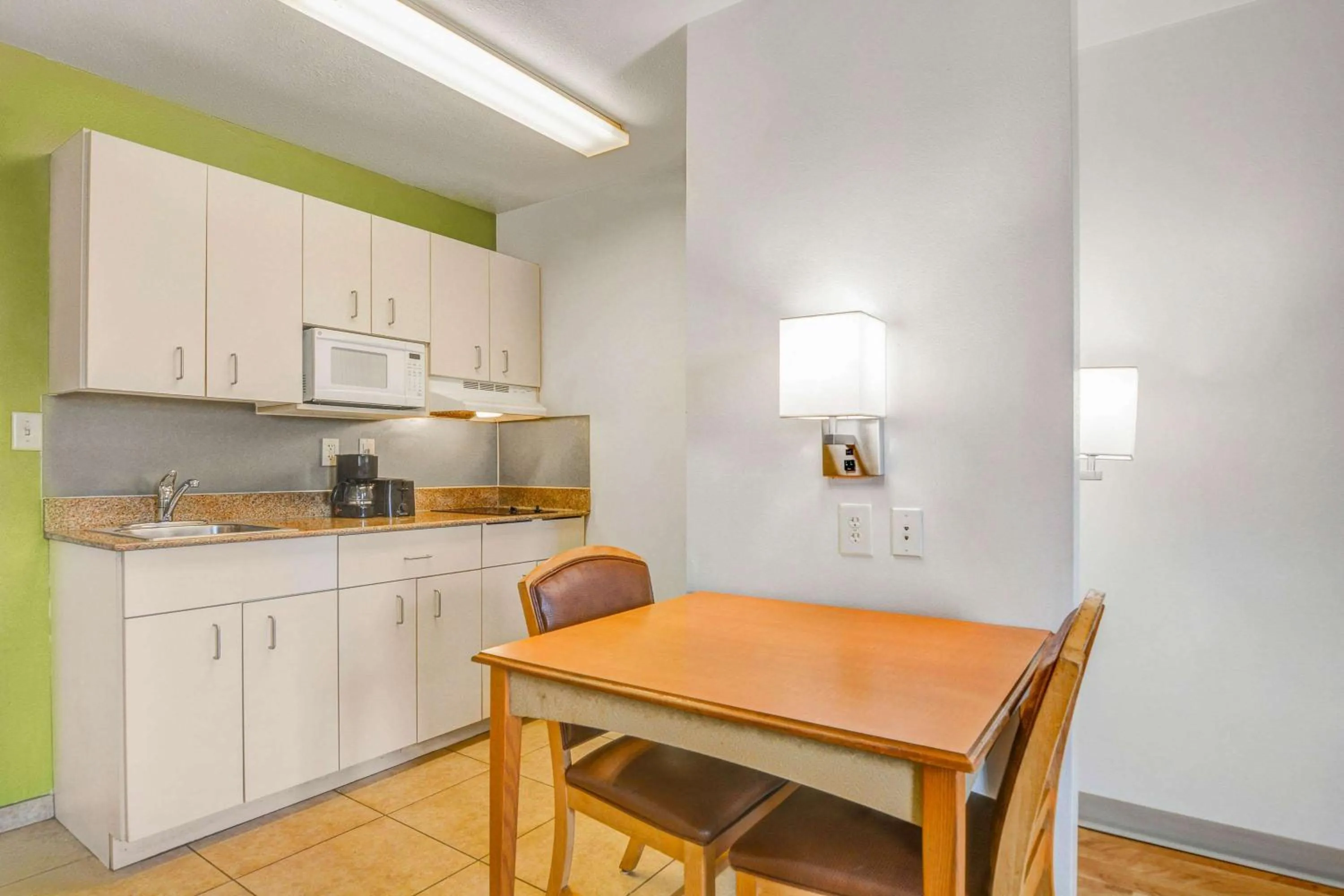 Kitchen or kitchenette in Studio 6-Opelika, AL - Auburn Al