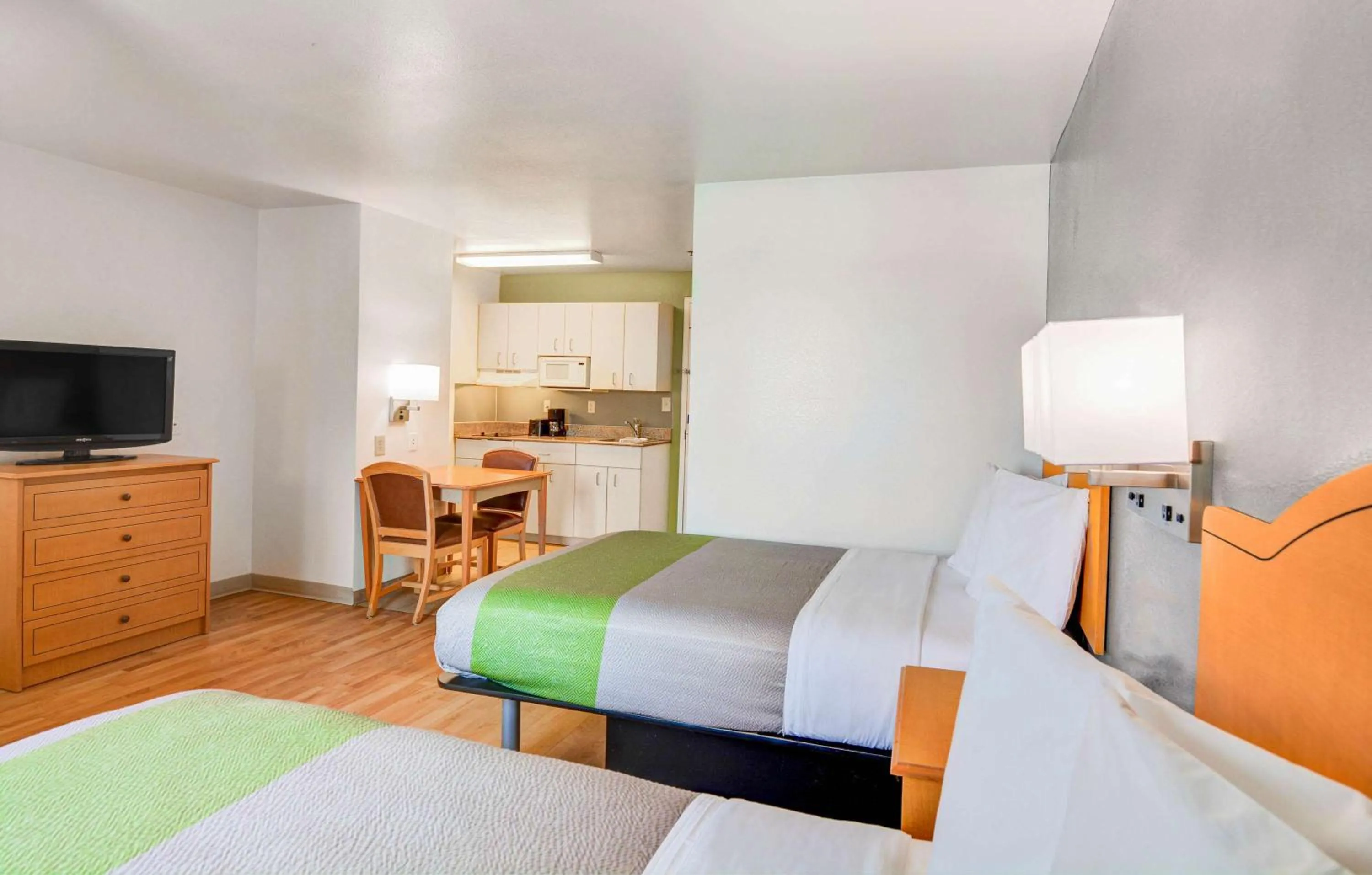 Photo of the whole room, Bed in Studio 6-Opelika, AL - Auburn Al