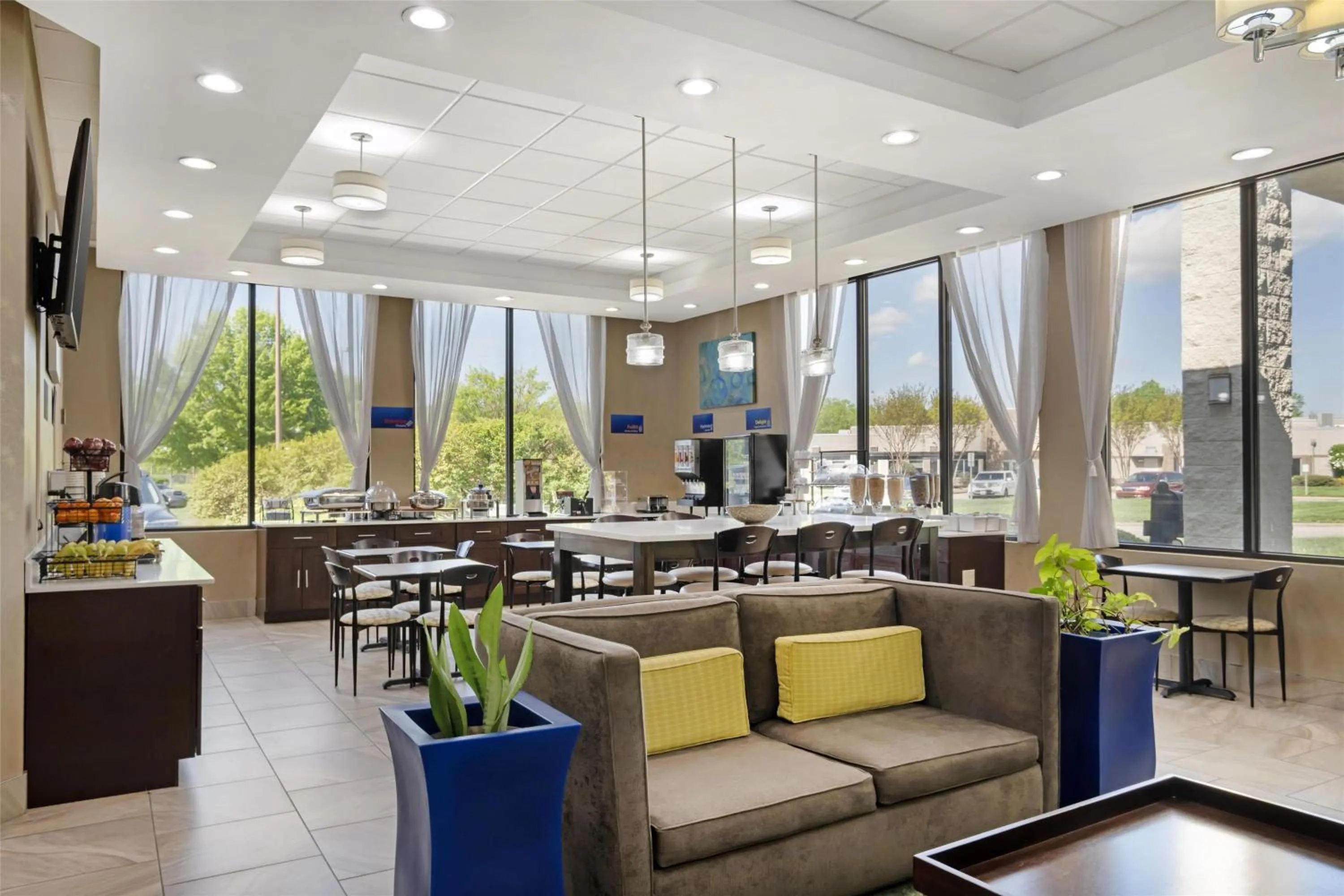 Lobby or reception in Best Western Inn & Suites Monroe