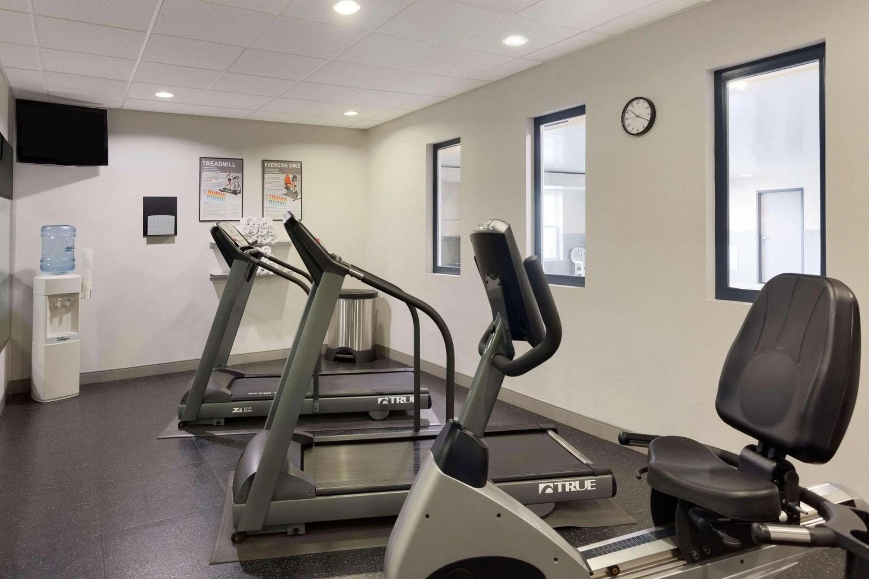 Fitness centre/facilities in Country Inn & Suites by Radisson, Harrisonburg, VA