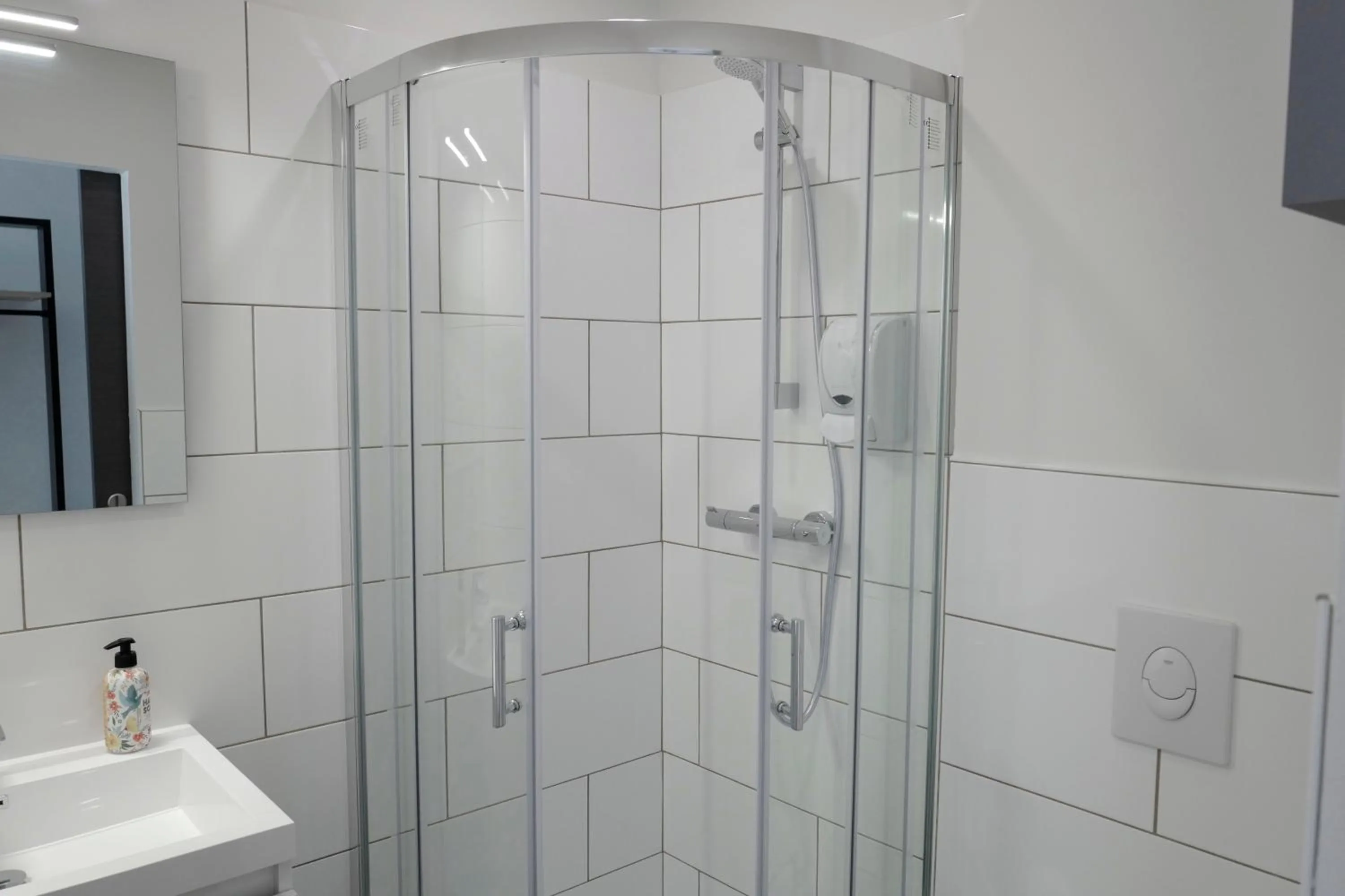 Shower in Hotel De Ma Tante