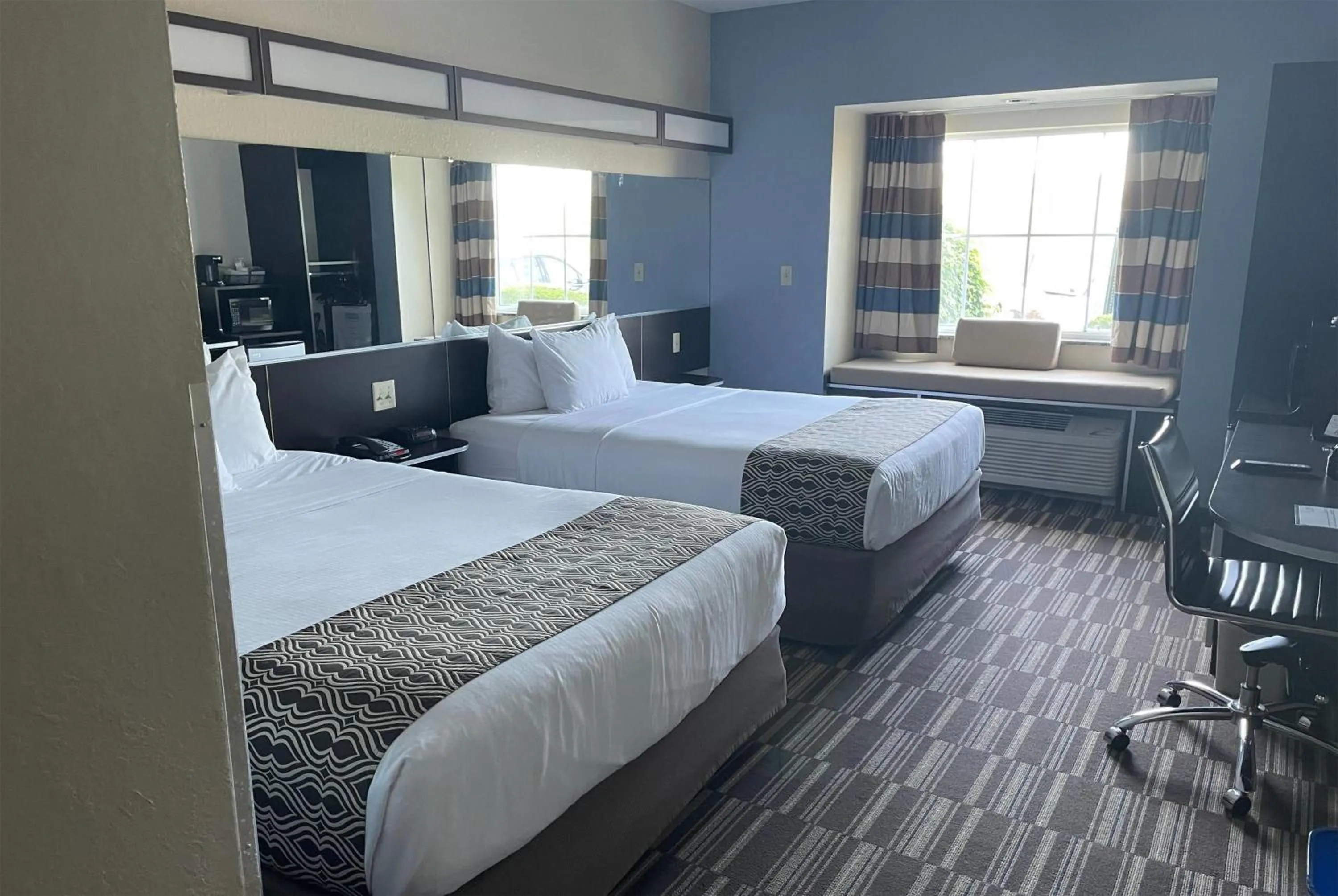 Photo of the whole room, Bed in Microtel Inn & Suites by Wyndham Waynesburg
