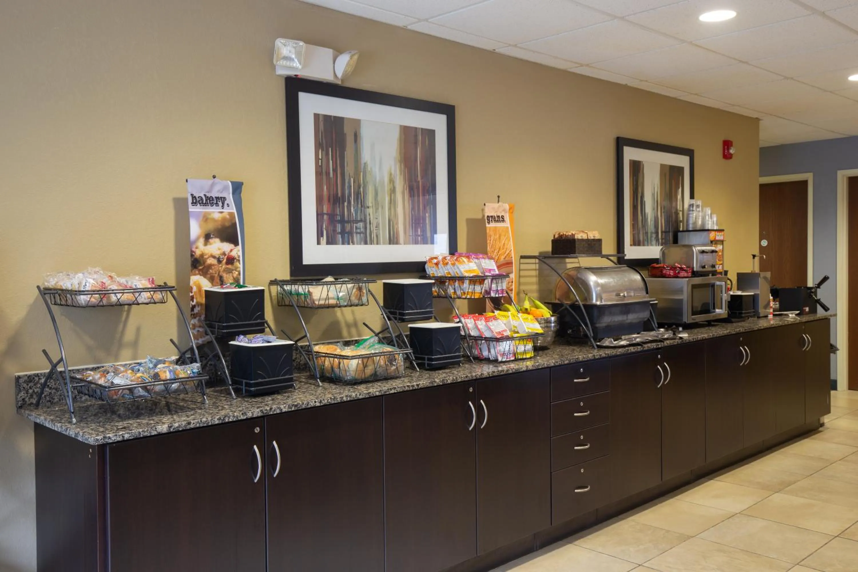 Coffee/tea facilities in Microtel Inn & Suites by Wyndham Waynesburg