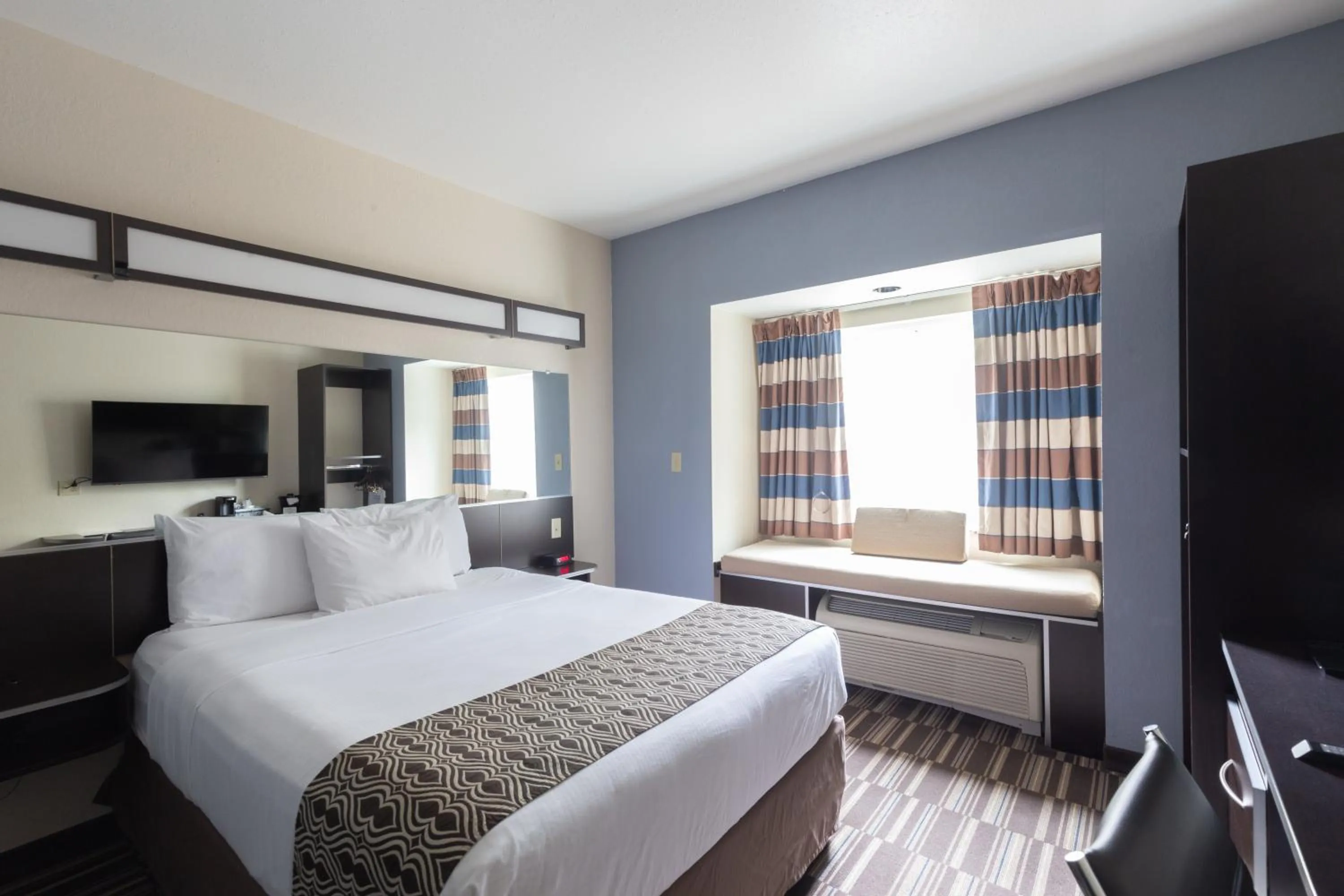 Bed in Microtel Inn & Suites by Wyndham Waynesburg