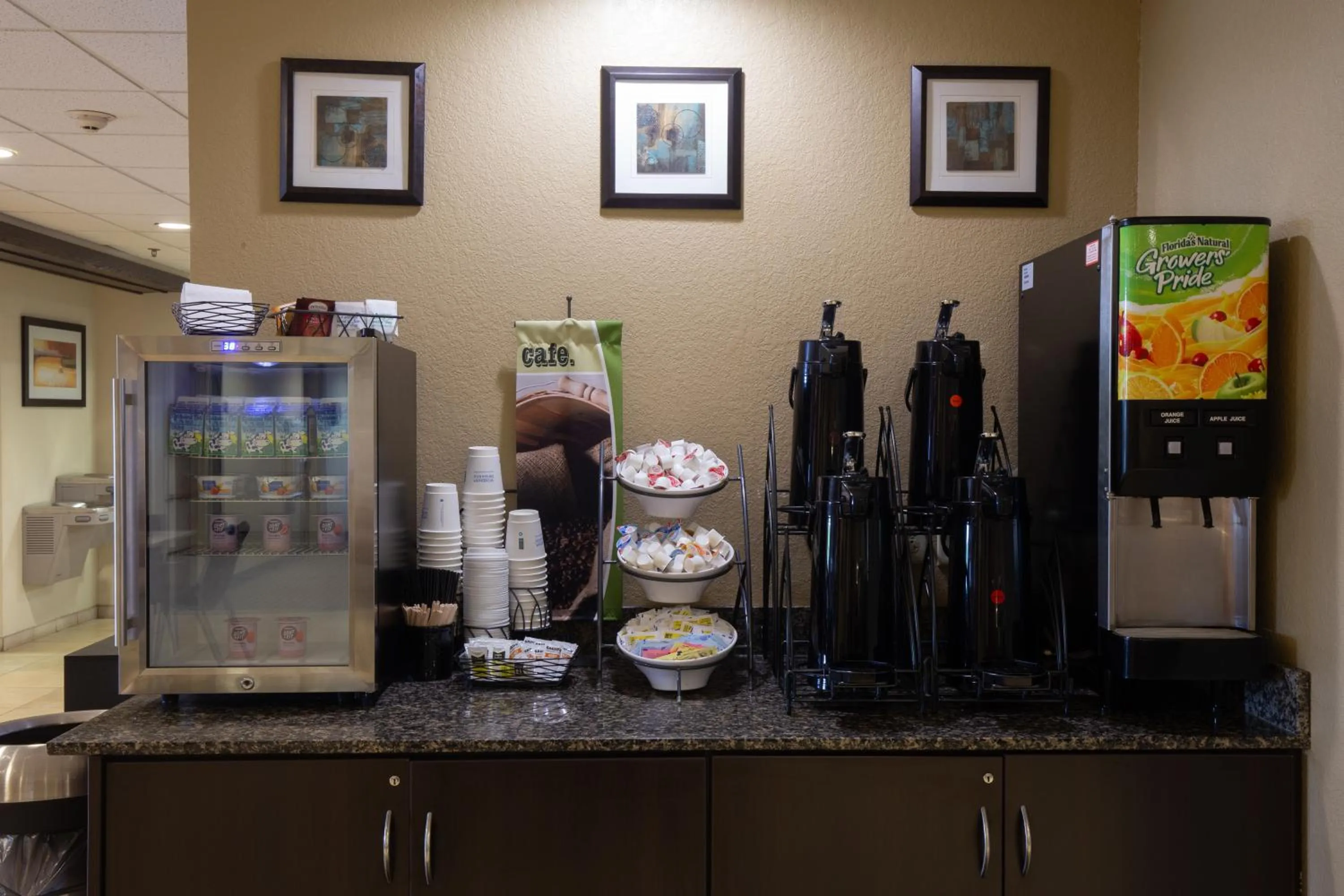 Coffee/tea facilities in Microtel Inn & Suites by Wyndham Waynesburg