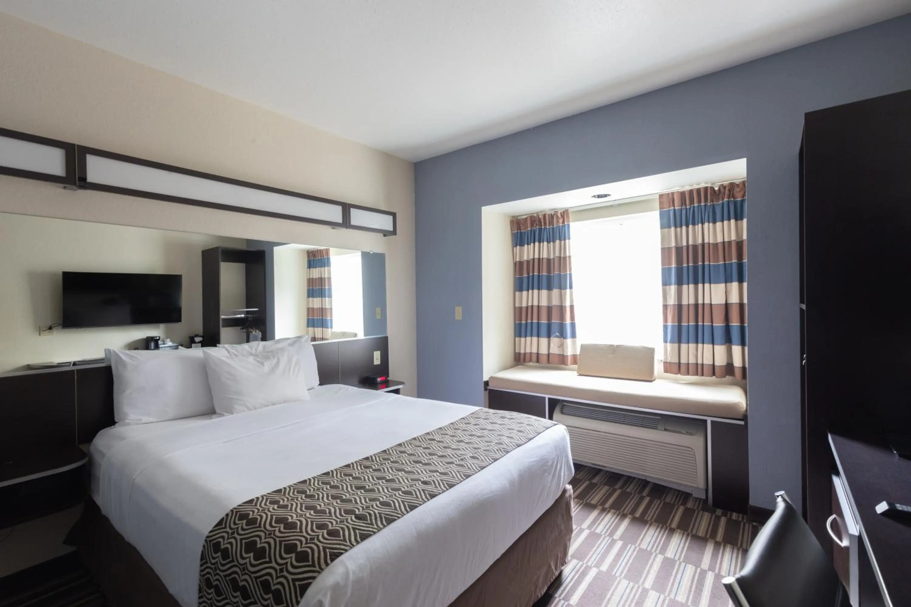 Bed in Microtel Inn & Suites by Wyndham Waynesburg