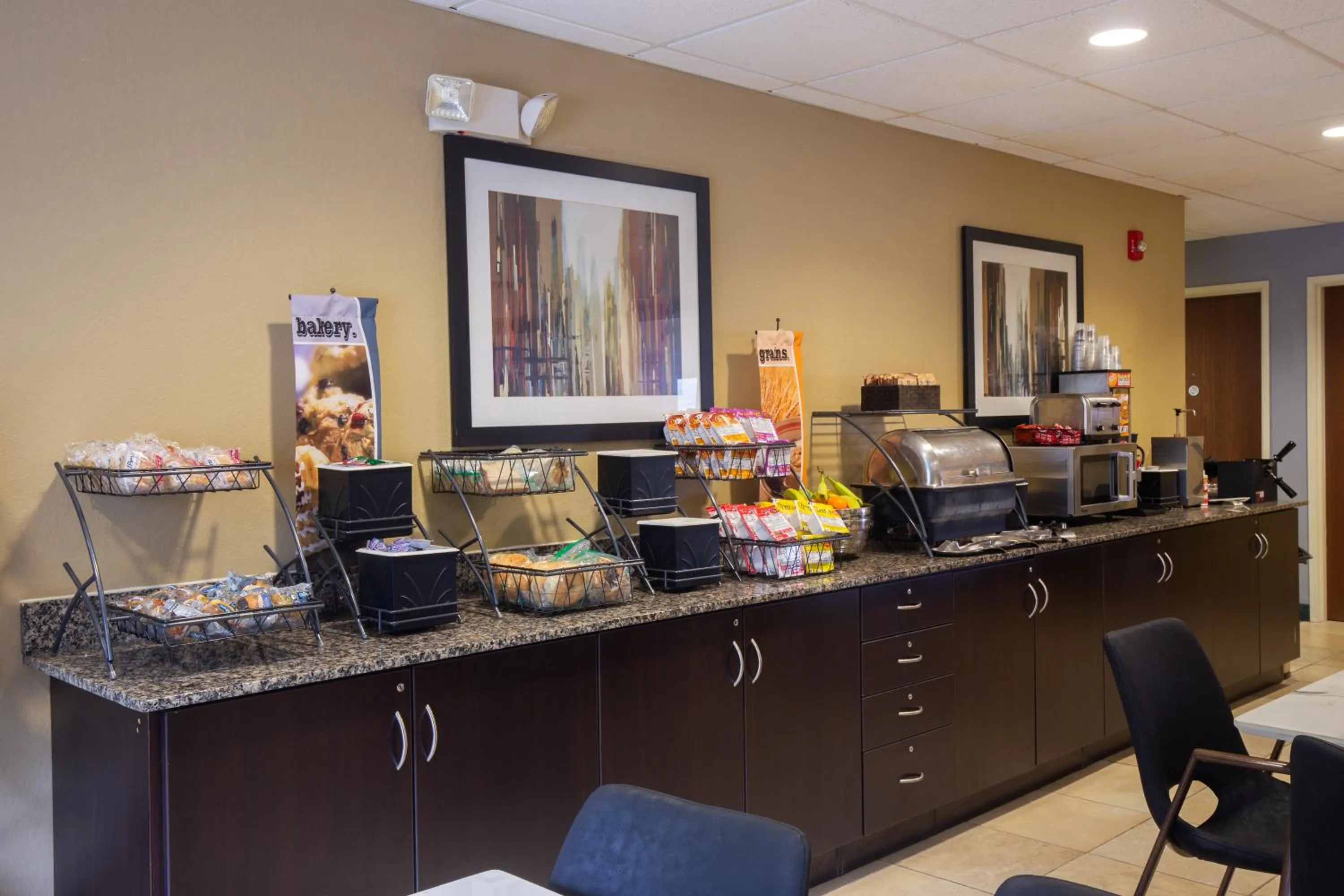 Coffee/tea facilities in Microtel Inn & Suites by Wyndham Waynesburg