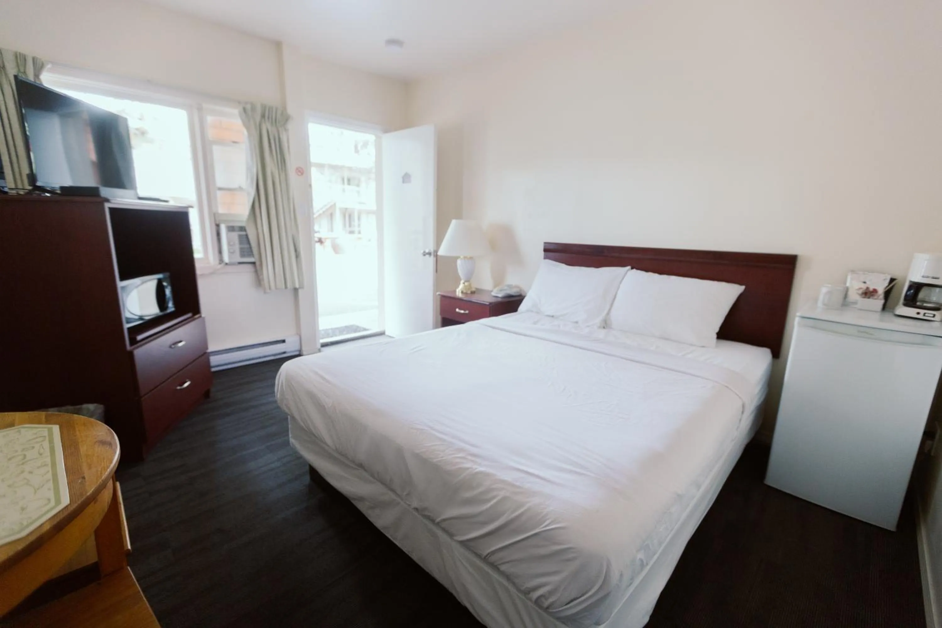 Bed in Beachside Motel